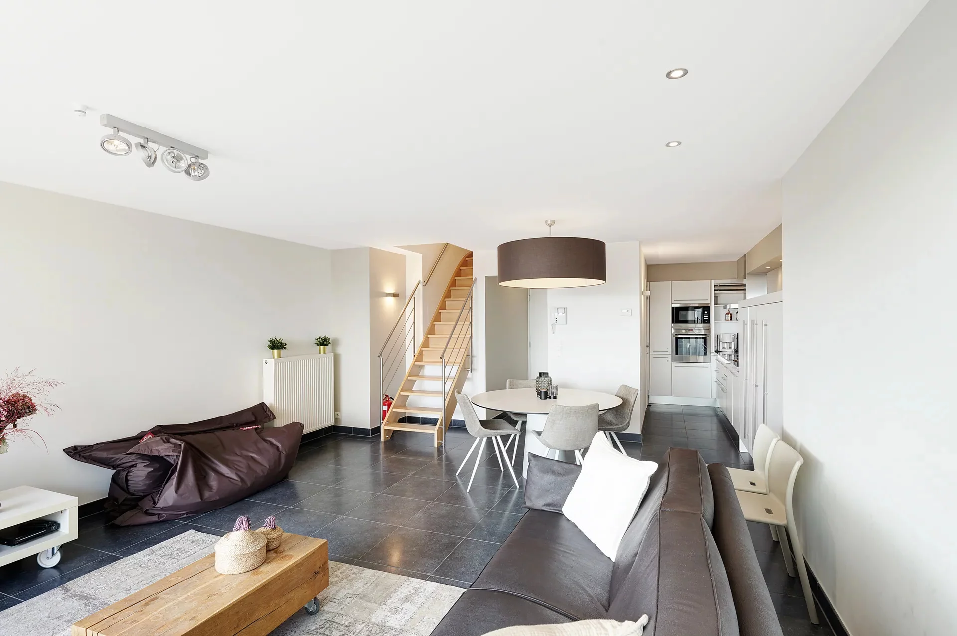 Ruim duplex-appartement en zonnig terras nabij de Zeedijk