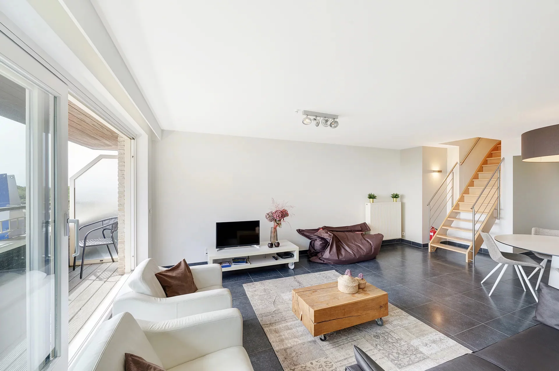 Ruim duplex-appartement en zonnig terras nabij de Zeedijk