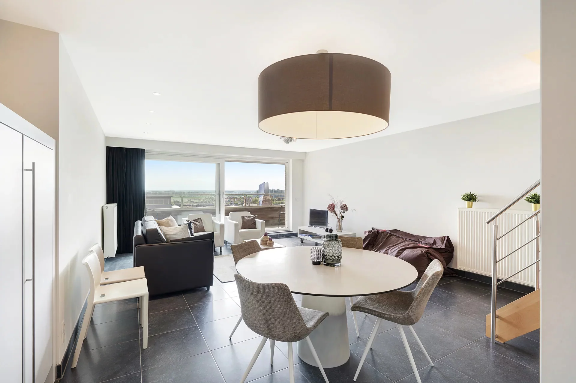 Ruim duplex-appartement en zonnig terras nabij de Zeedijk