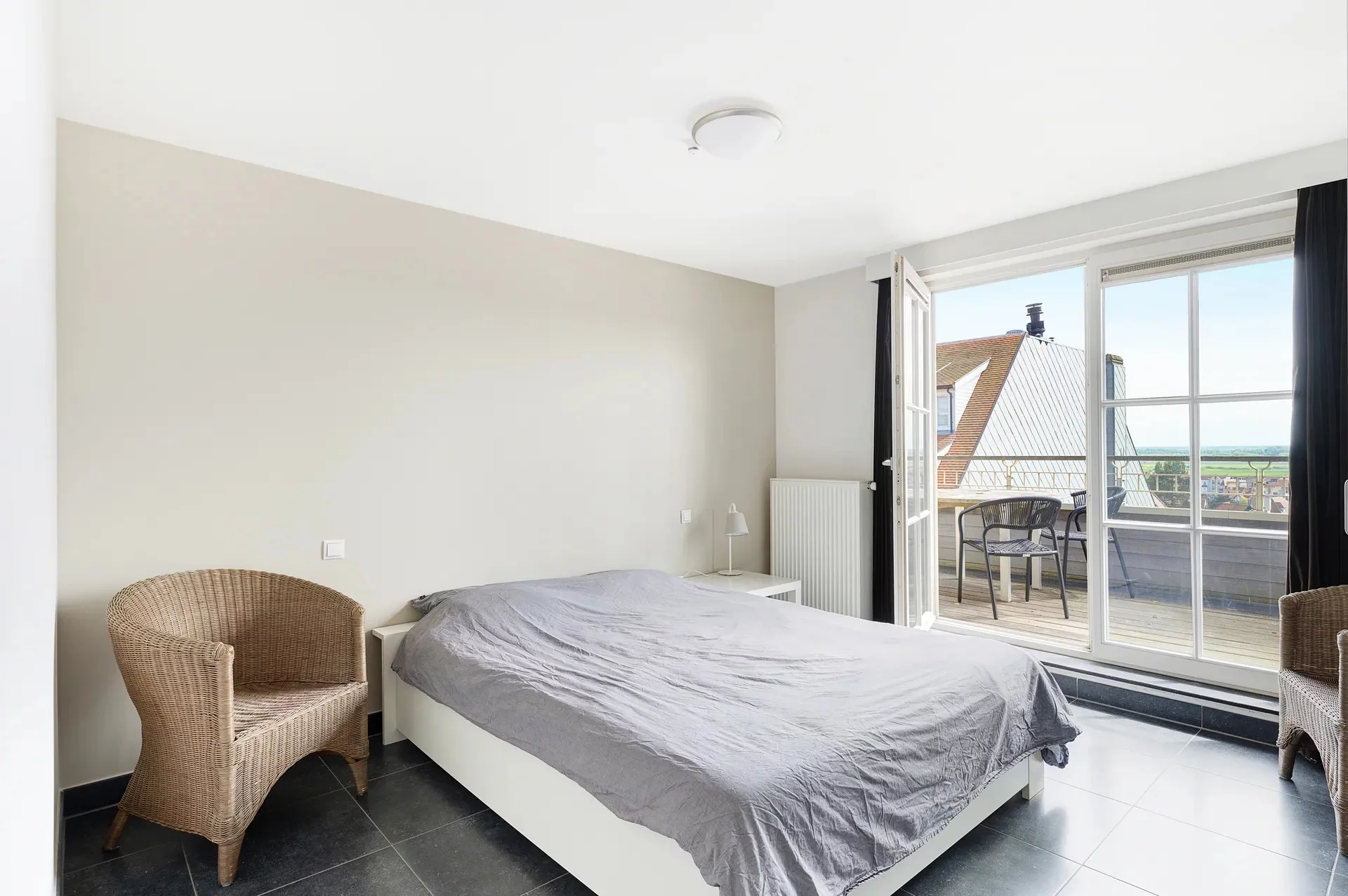 Ruim duplex-appartement en zonnig terras nabij de Zeedijk