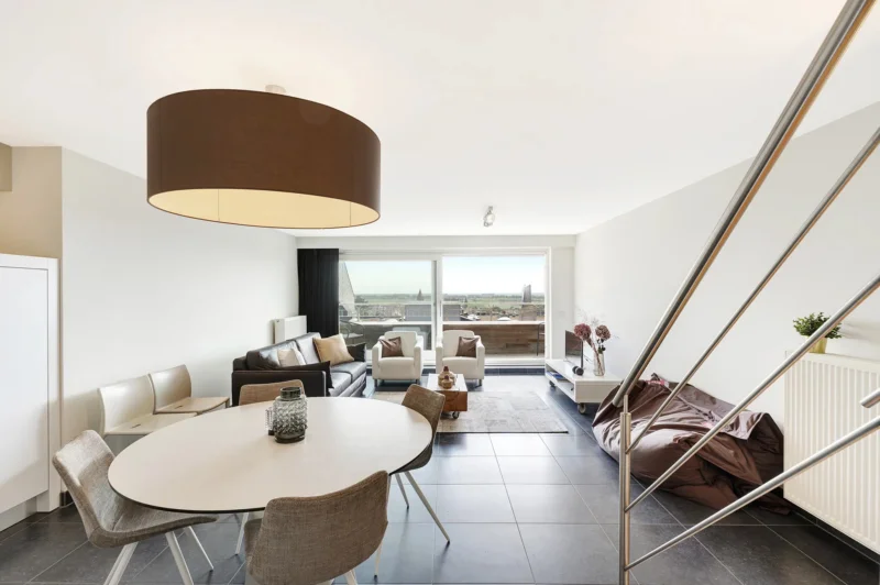 Ruim duplex-appartement en zonnig terras nabij de Zeedijk
