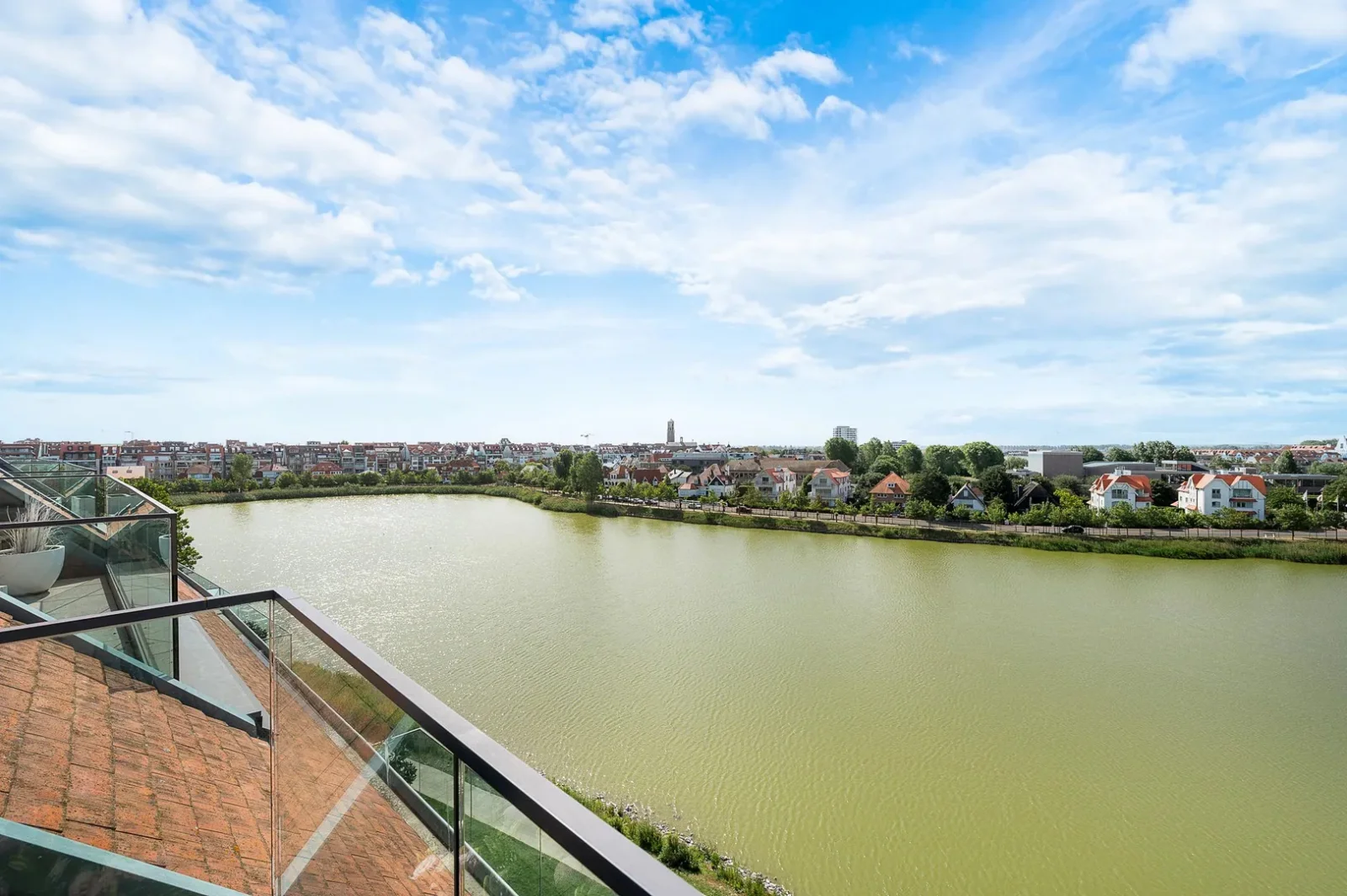 Luxueus appartement (4 slpk) met frontaal zicht op Zegemeer.