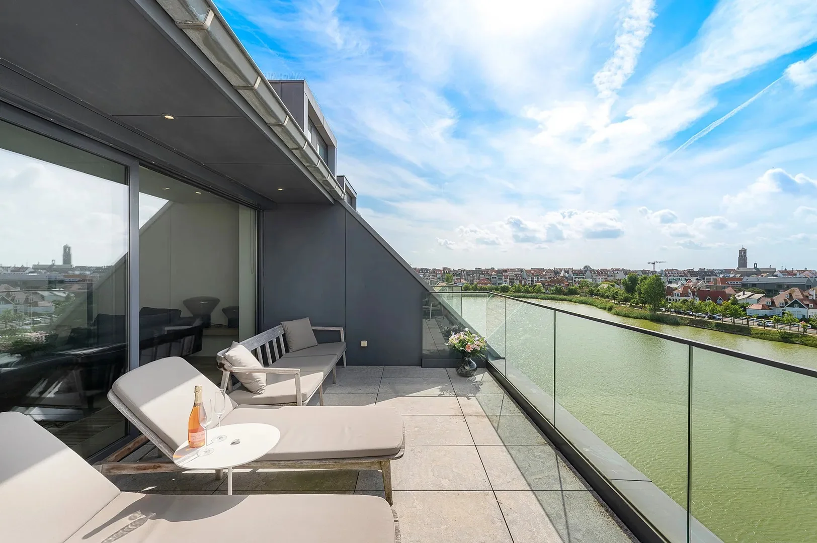Luxueus appartement (4 slpk) met frontaal zicht op Zegemeer.