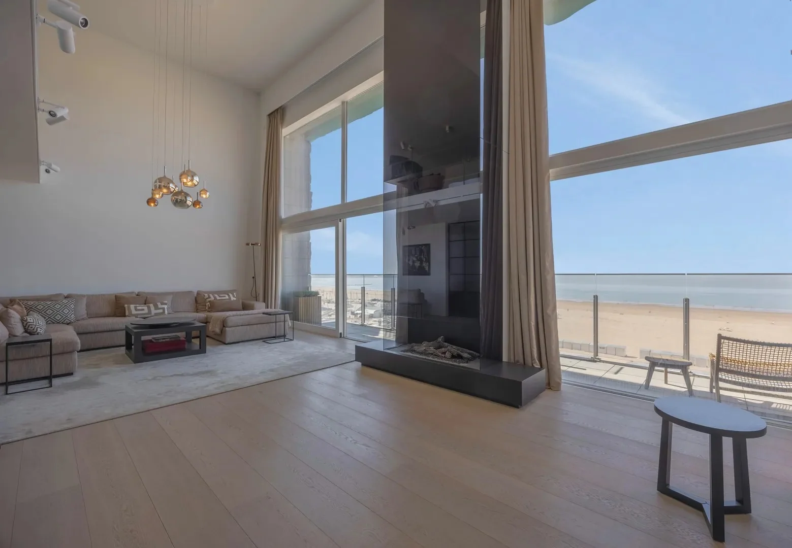 Exclusieve mezzanine met panoramisch zeezicht (406m²).