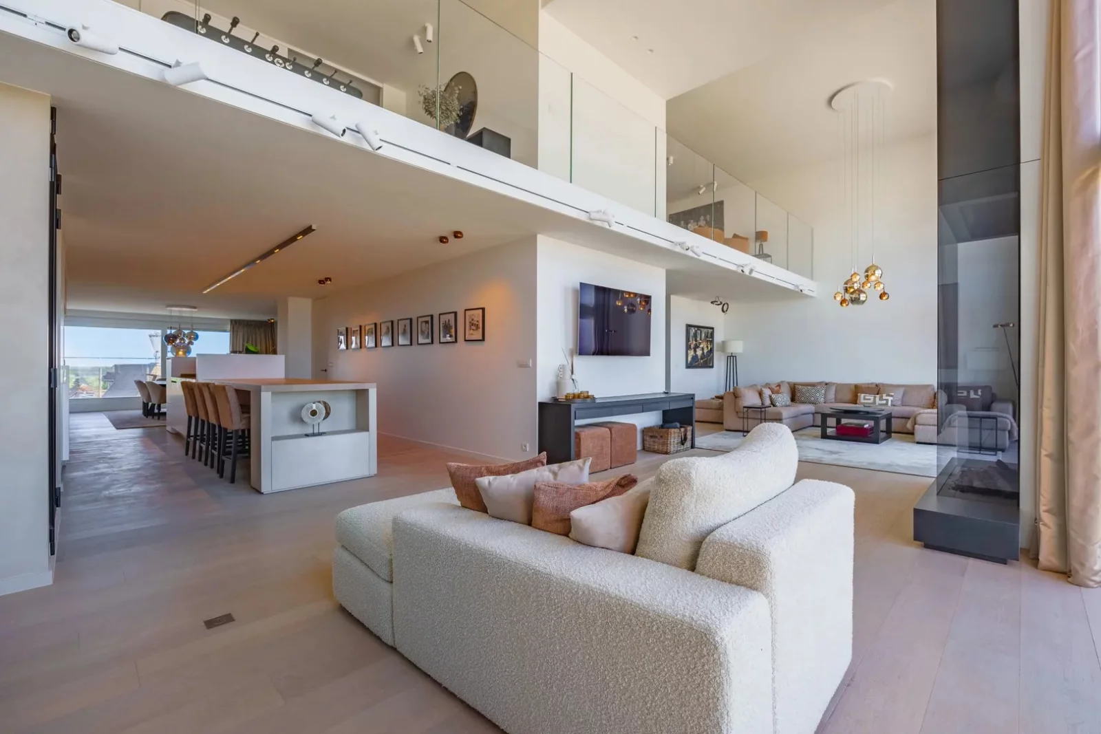 Exclusieve mezzanine met panoramisch zeezicht (406m²).