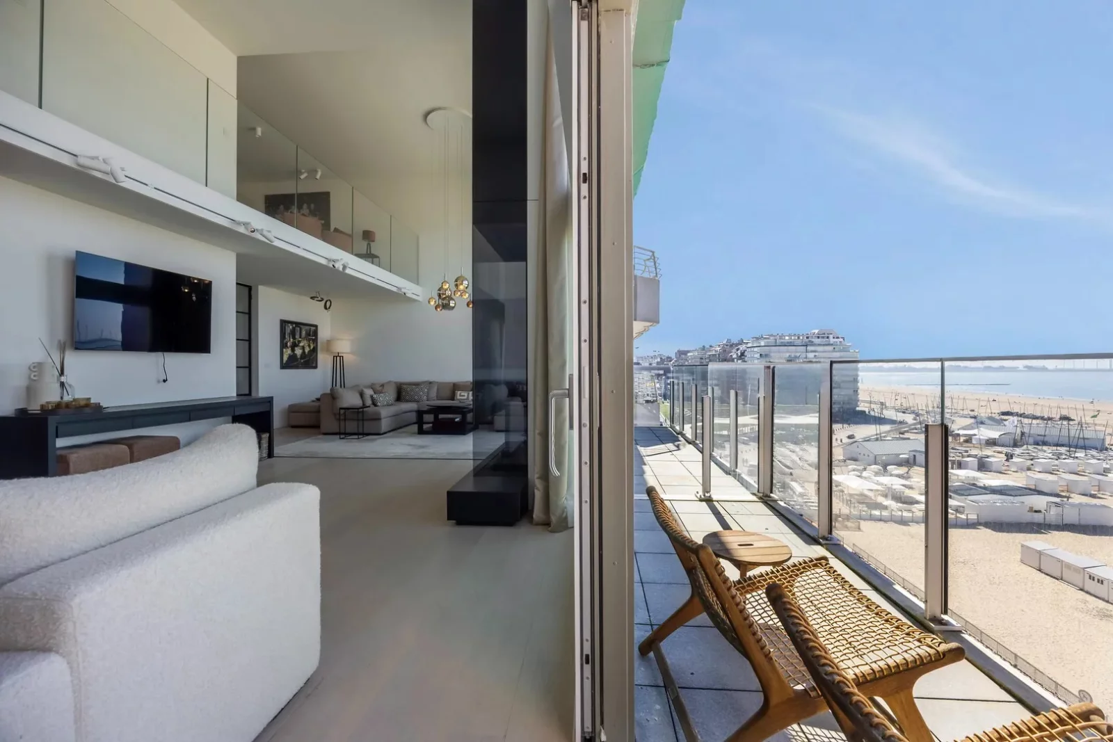 Exclusieve mezzanine met panoramisch zeezicht (406m²).