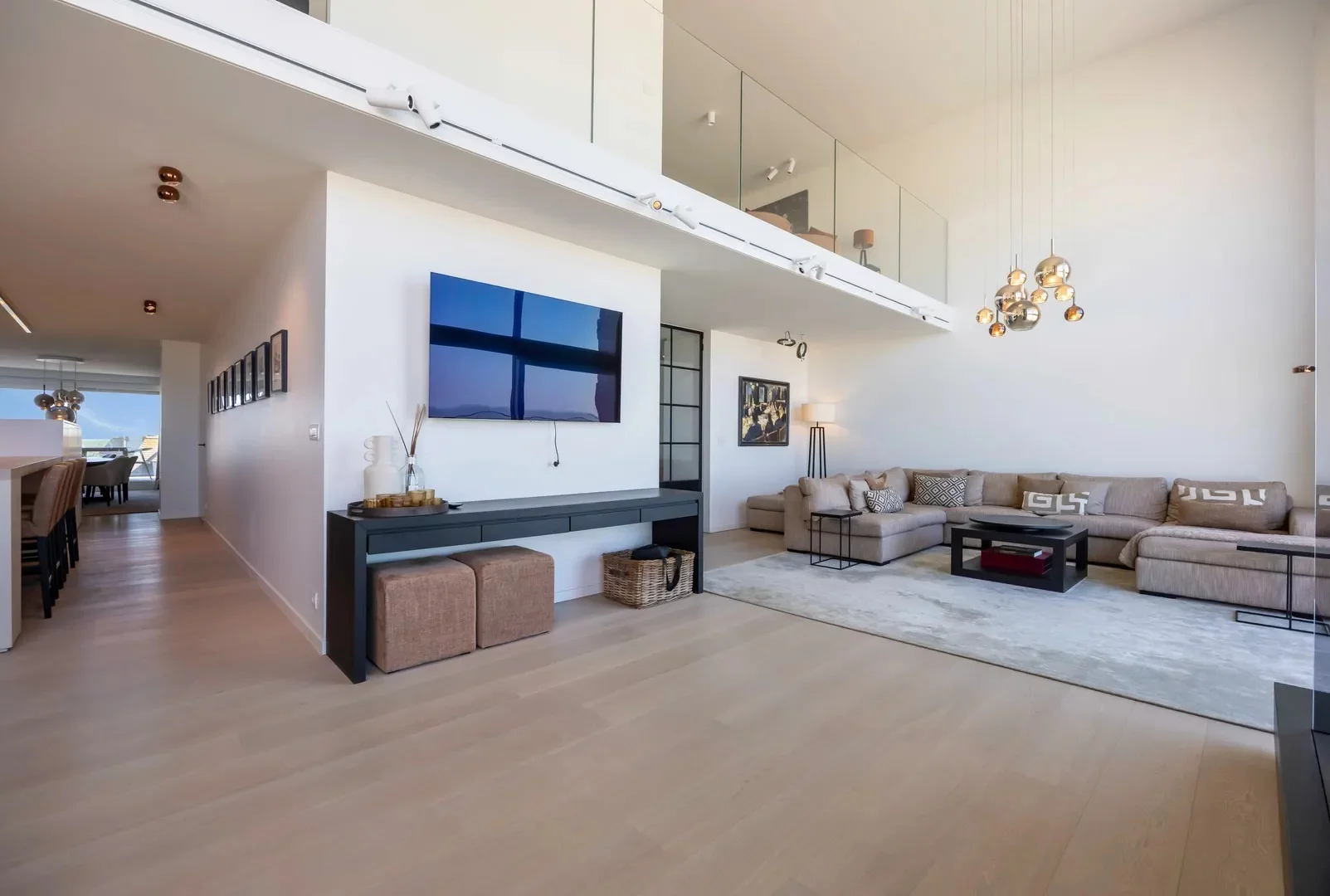 Exclusieve mezzanine met panoramisch zeezicht (406m²).