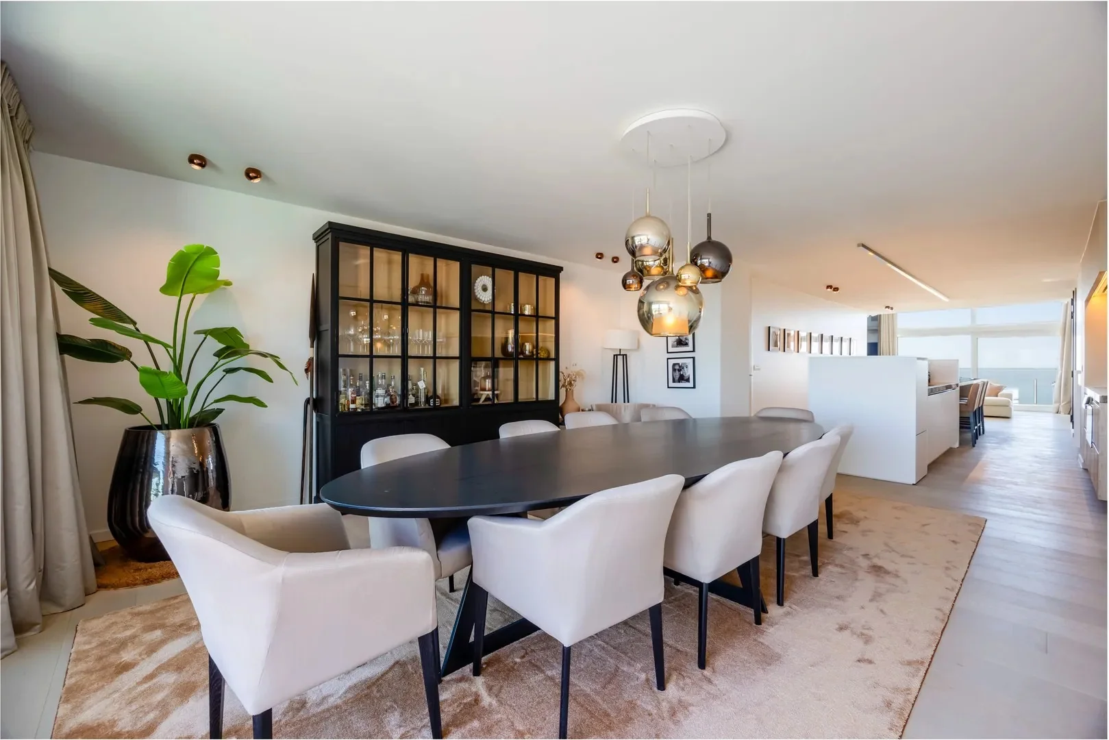 Exclusieve mezzanine met panoramisch zeezicht (406m²).