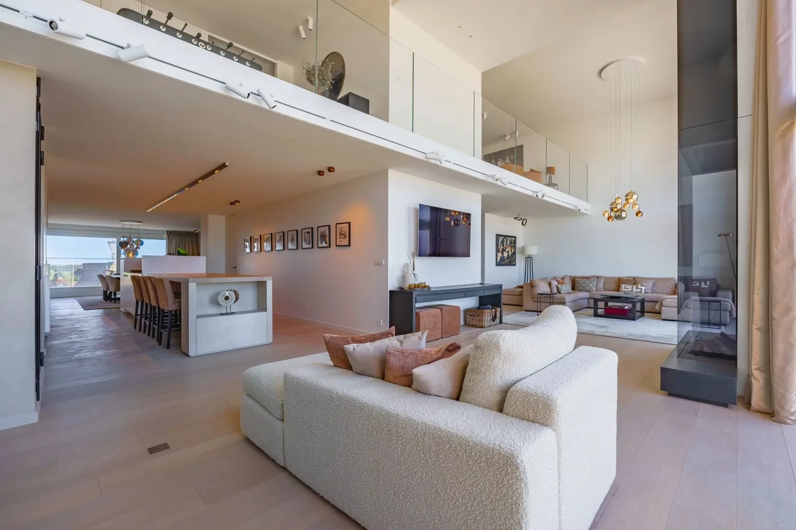 Exclusieve mezzanine met panoramisch zeezicht (406m²).