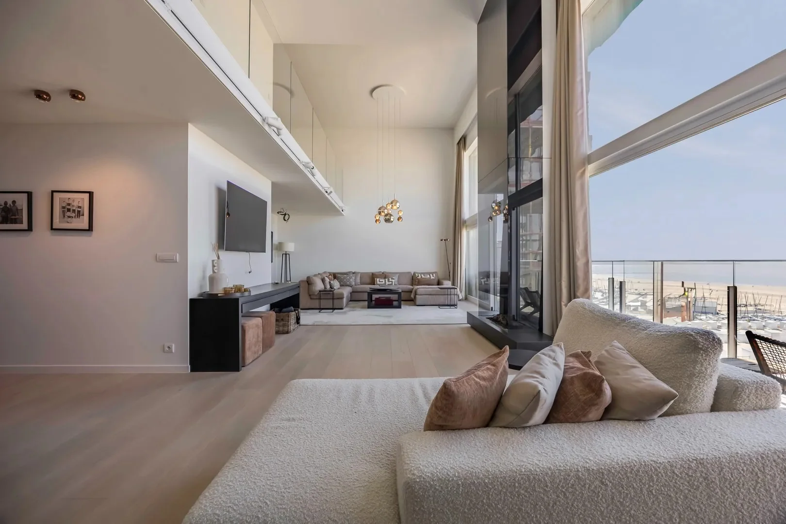 Exclusieve mezzanine met panoramisch zeezicht (406m²).