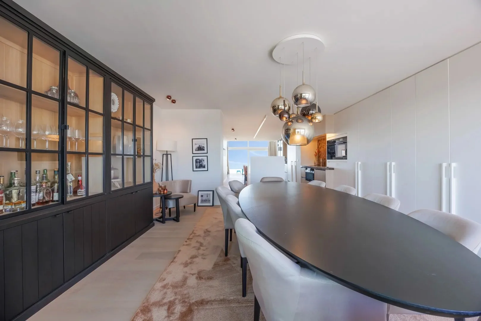 Exclusieve mezzanine met panoramisch zeezicht (406m²).