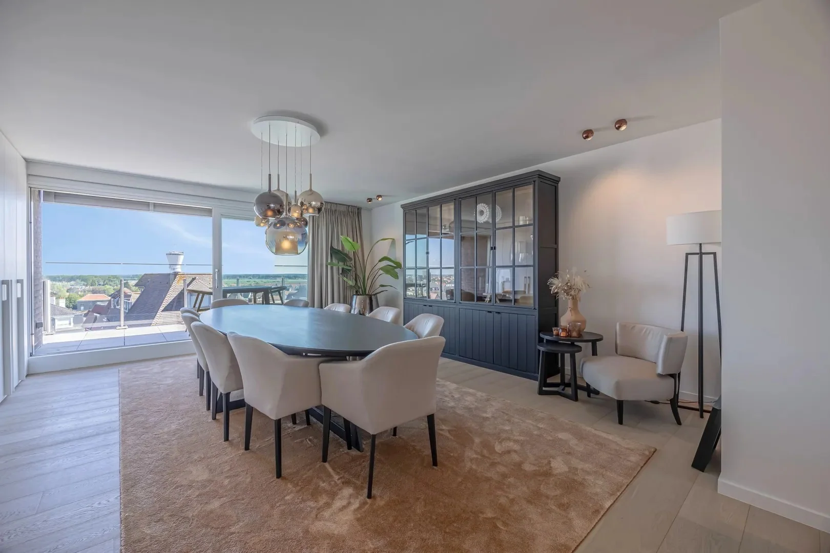 Exclusieve mezzanine met panoramisch zeezicht (406m²).