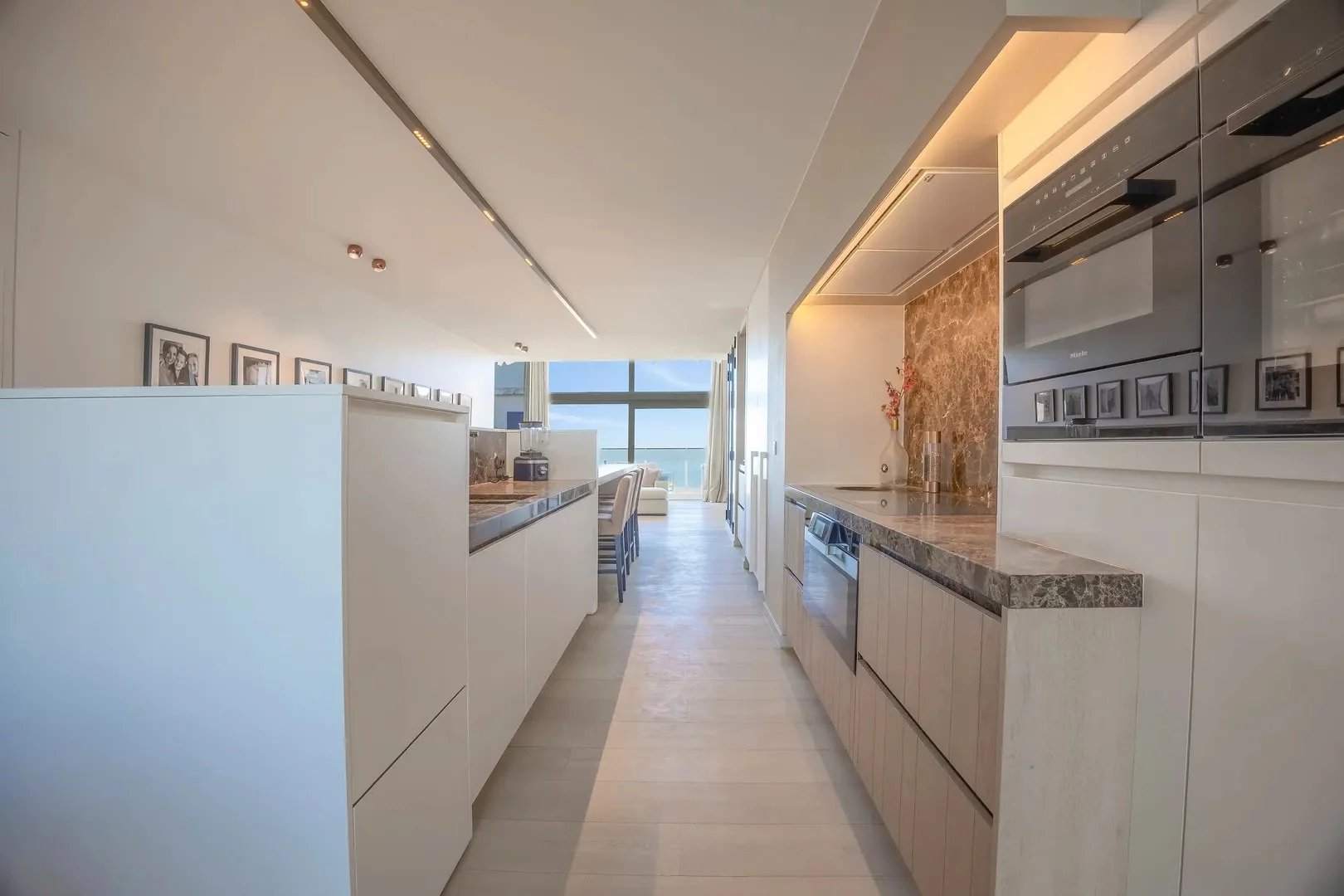 Exclusieve mezzanine met panoramisch zeezicht (406m²).