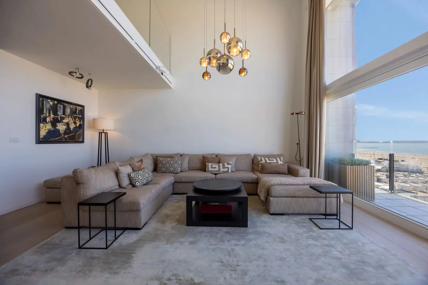 Exclusieve mezzanine met panoramisch zeezicht (406m²).
