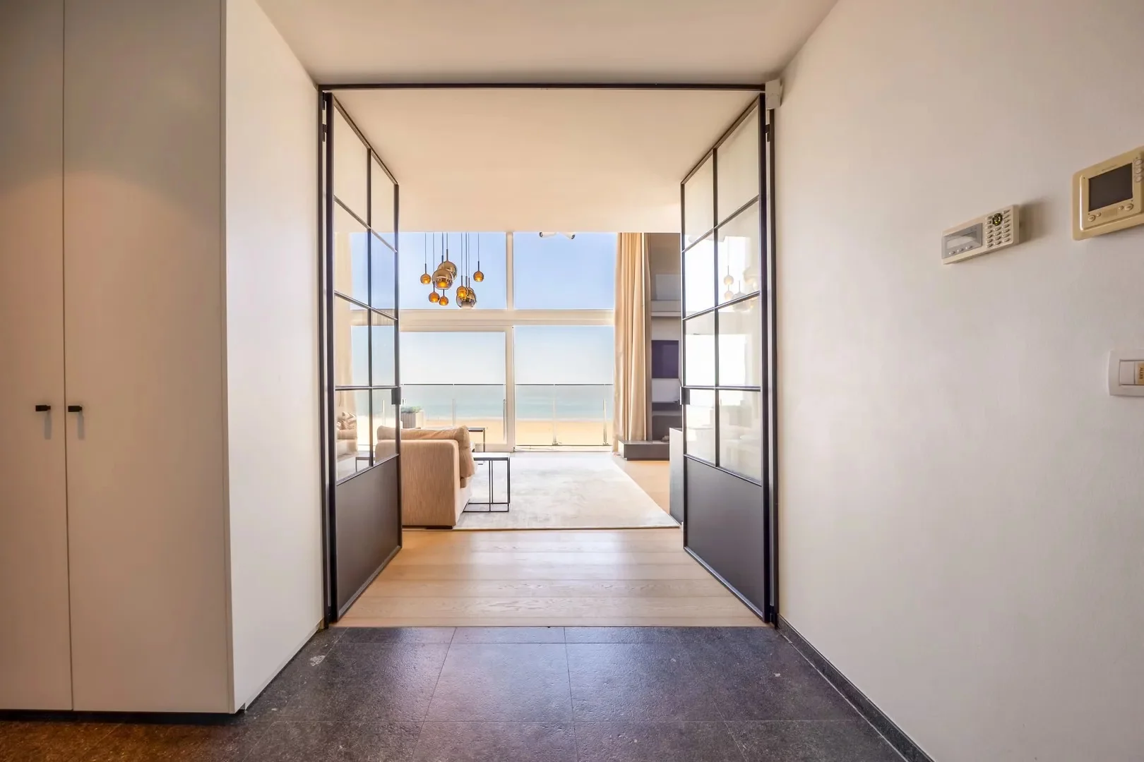 Exclusieve mezzanine met panoramisch zeezicht (406m²).