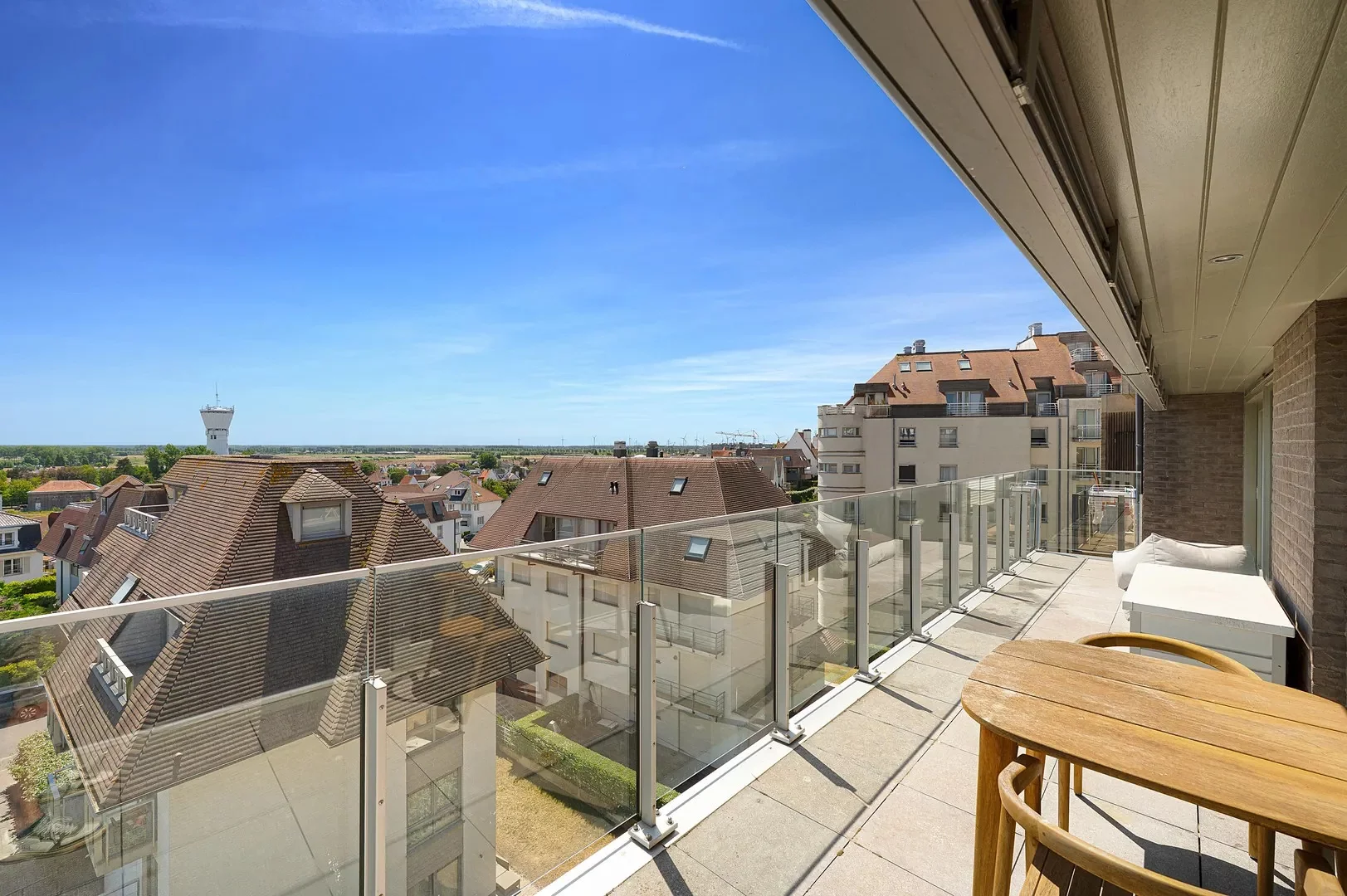 Exclusieve mezzanine met panoramisch zeezicht (406m²).