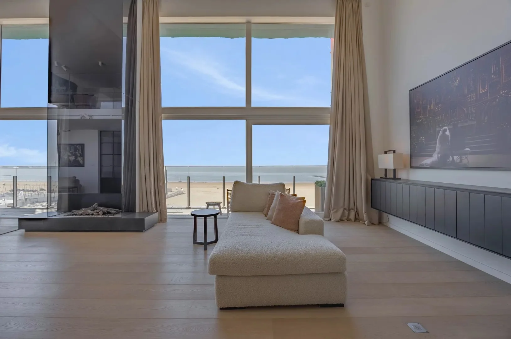 Exclusieve mezzanine met panoramisch zeezicht (406m²).