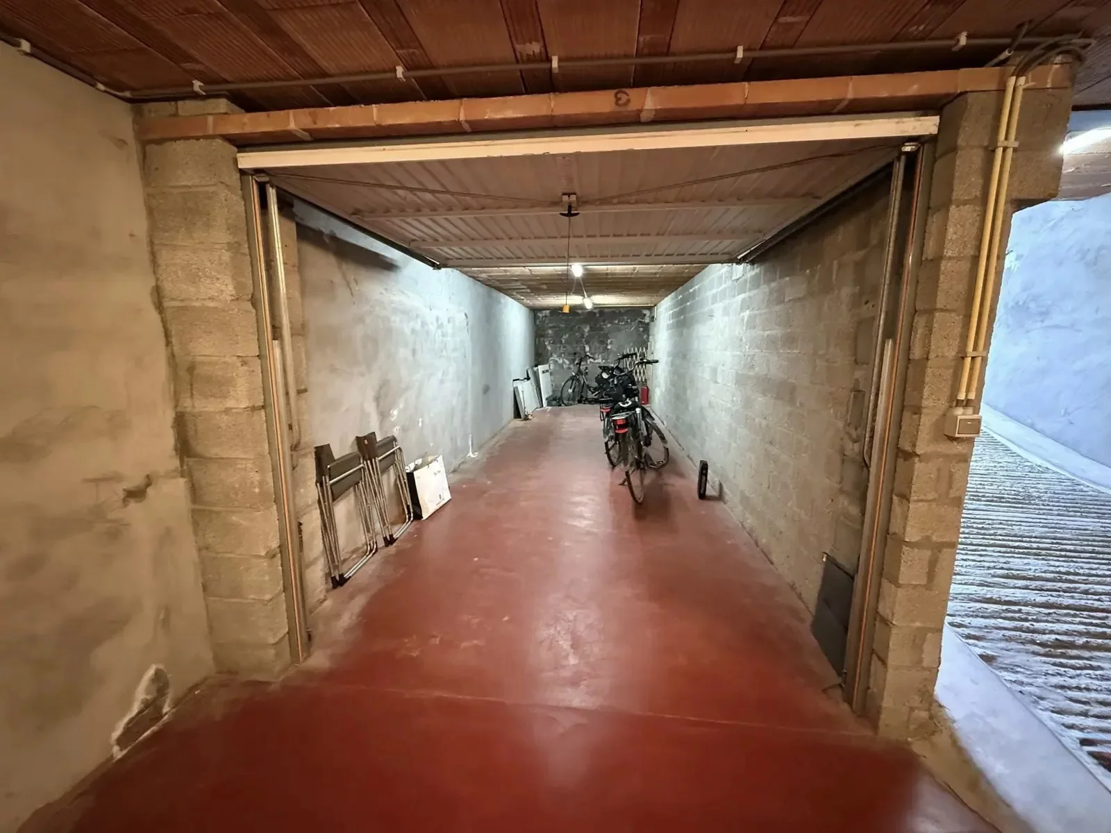 Dubbele garagebox met ruime berging aan, kortbij Rubensplein