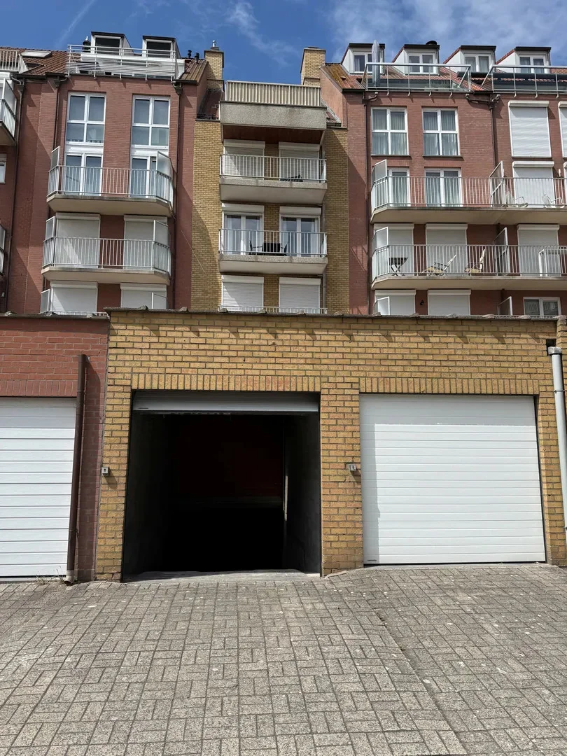 Dubbele garagebox met ruime berging aan, kortbij Rubensplein