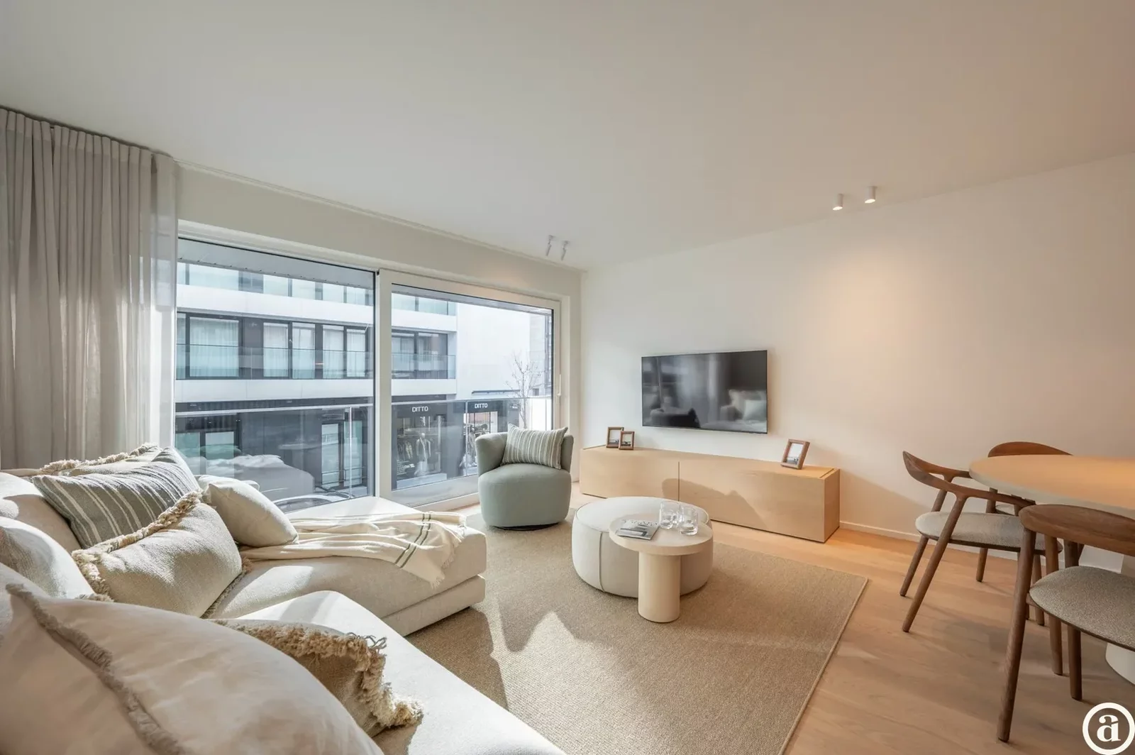 Renovated 3-bedroom apartment, ideally located on the Kustlaan.