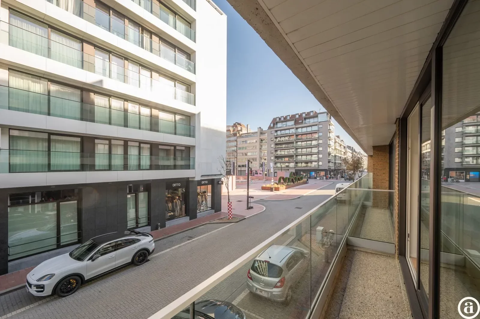 Renovated 3-bedroom apartment, ideally located on the Kustlaan.