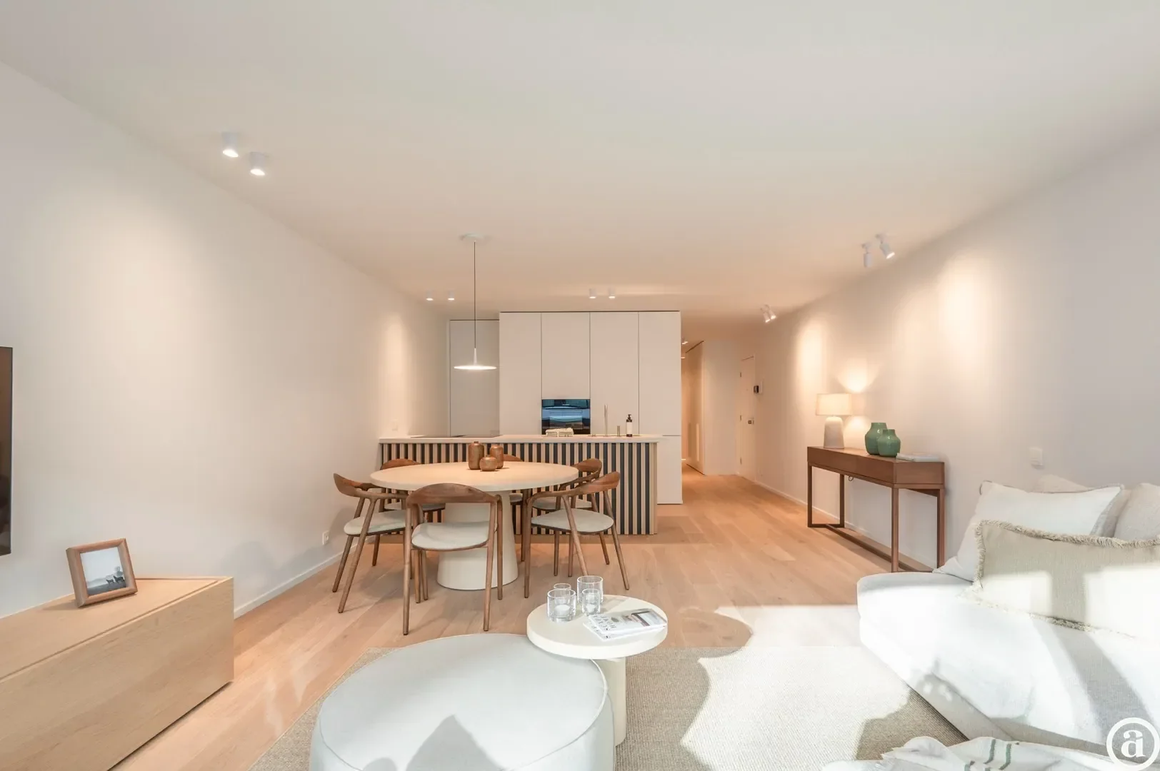 Renovated 3-bedroom apartment, ideally located on the Kustlaan.