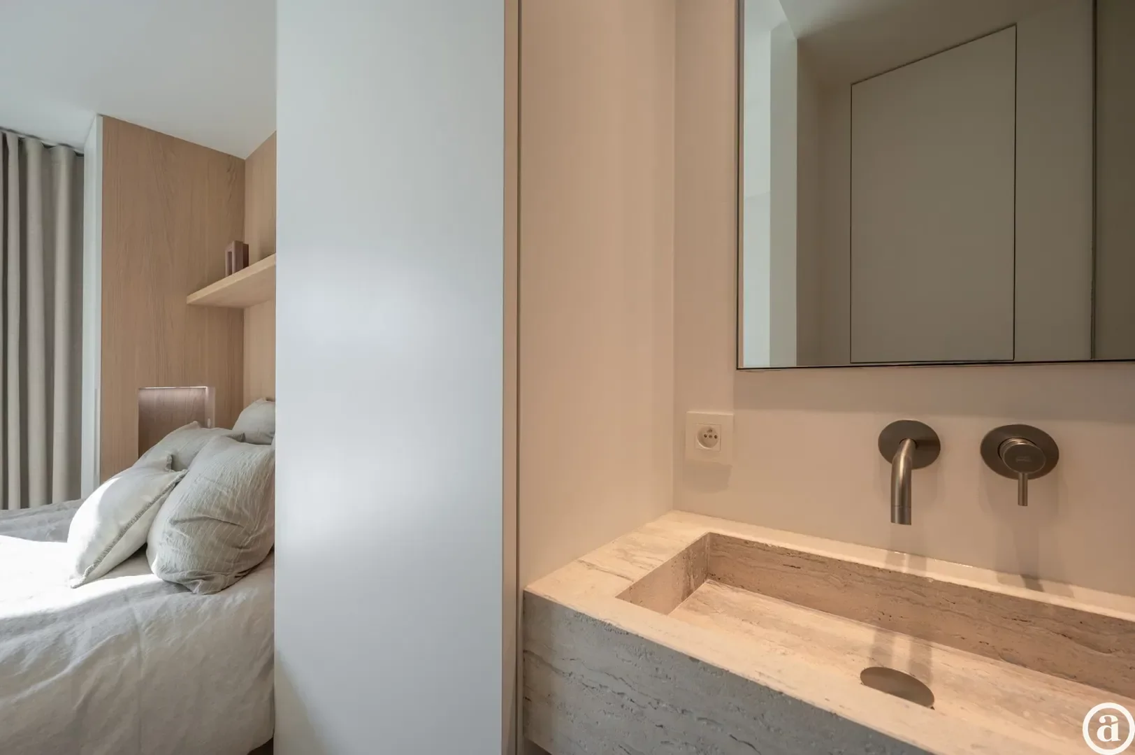 Renovated 3-bedroom apartment, ideally located on the Kustlaan.