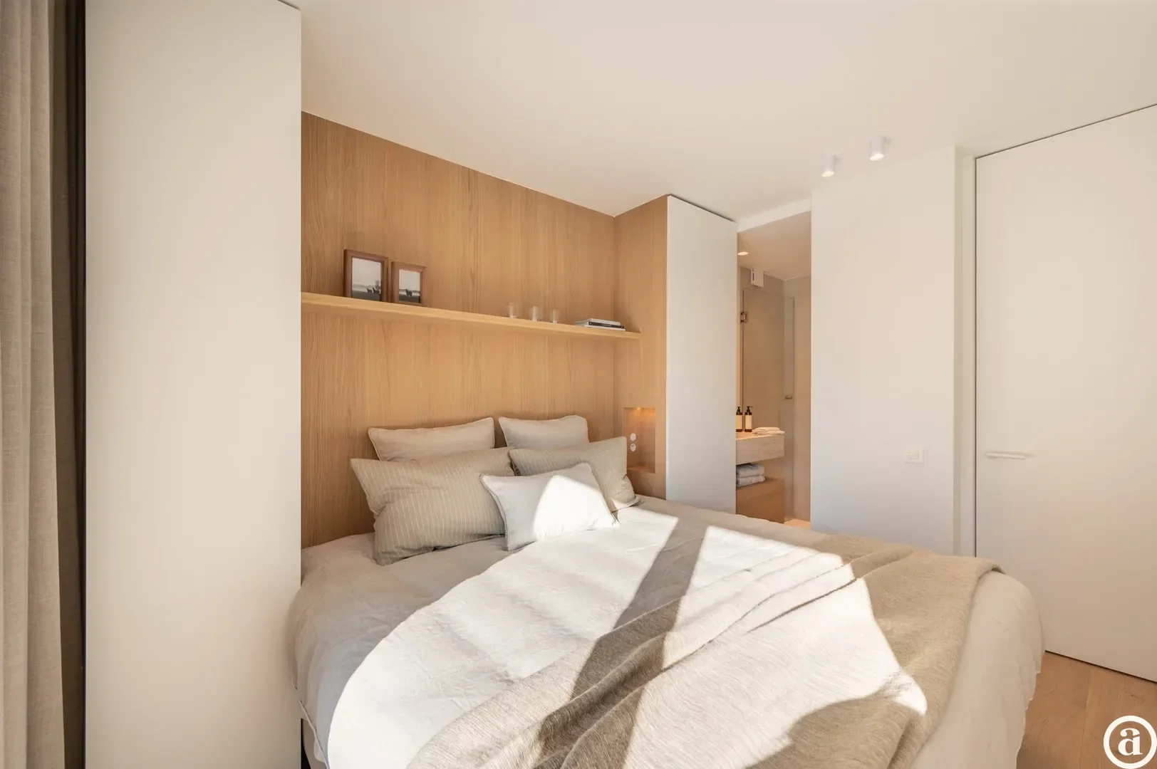 Renovated 3-bedroom apartment, ideally located on the Kustlaan.
