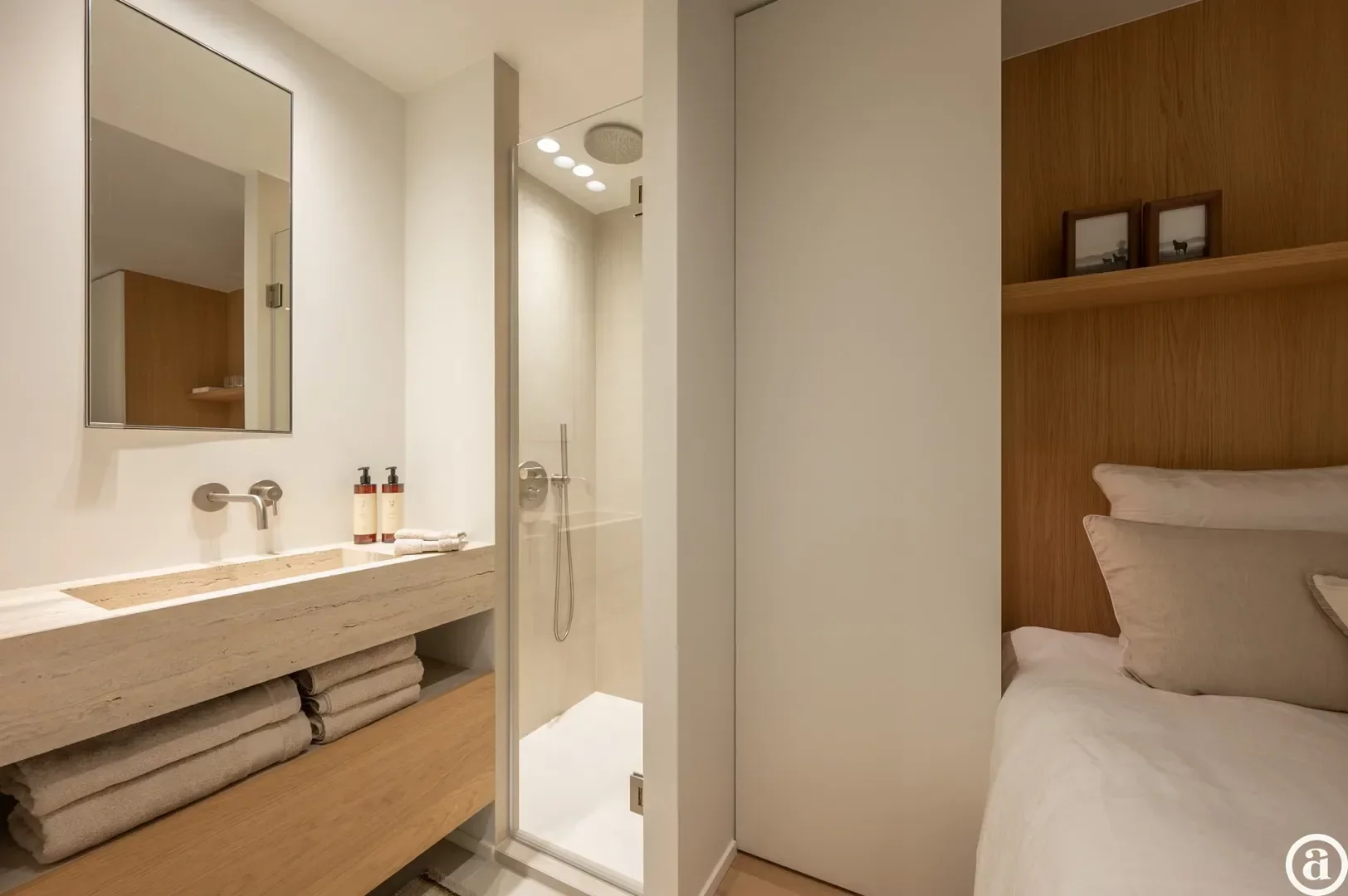 Renovated 3-bedroom apartment, ideally located on the Kustlaan.