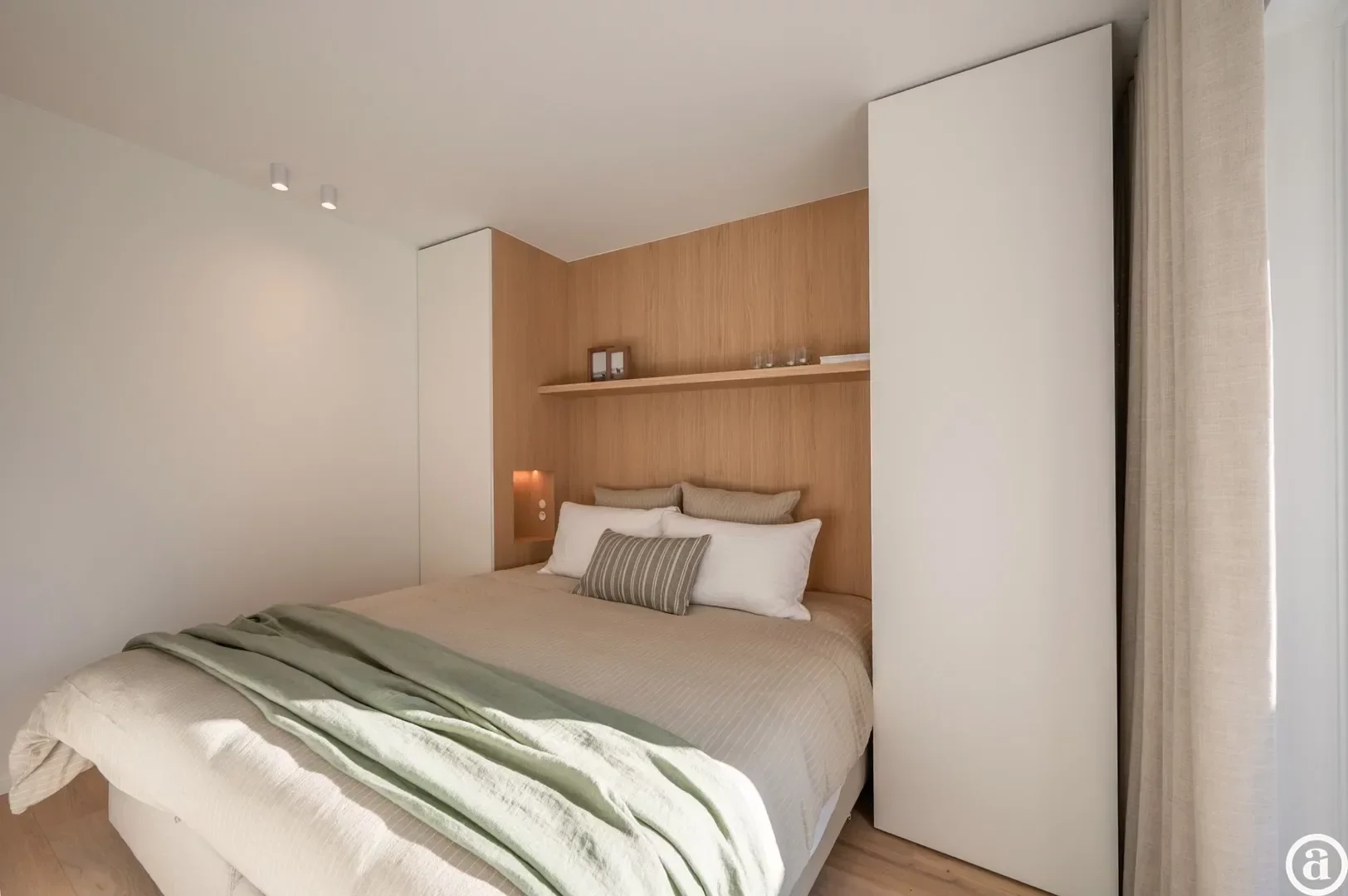 Renovated 3-bedroom apartment, ideally located on the Kustlaan.