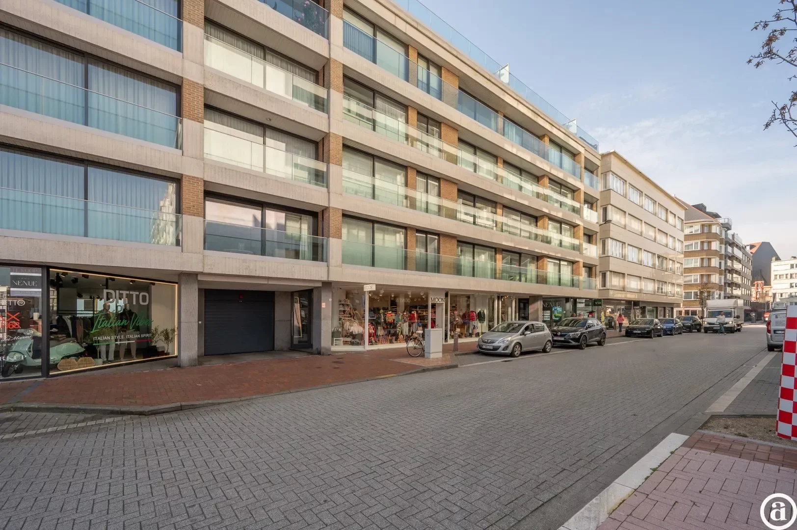 Renovated 3-bedroom apartment, ideally located on the Kustlaan.