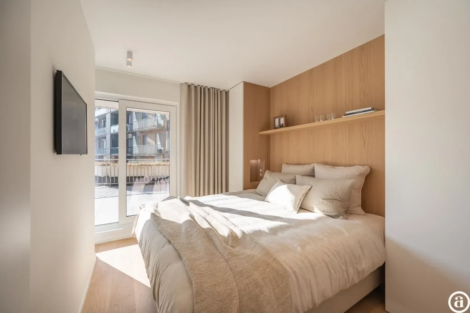 Renovated 3-bedroom apartment, ideally located on the Kustlaan.