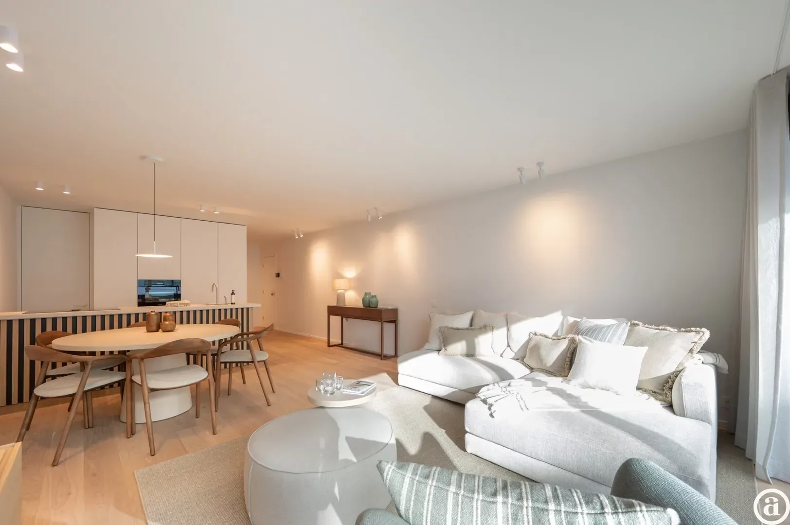 Renovated 3-bedroom apartment, ideally located on the Kustlaan.