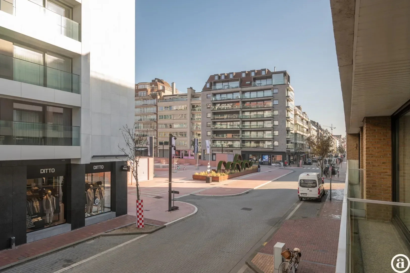 Renovated 3-bedroom apartment, ideally located on the Kustlaan.