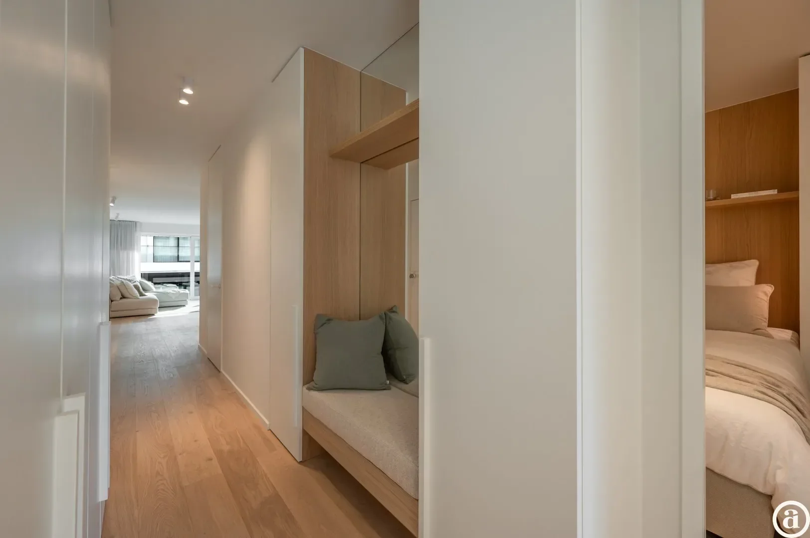 Renovated 3-bedroom apartment, ideally located on the Kustlaan.