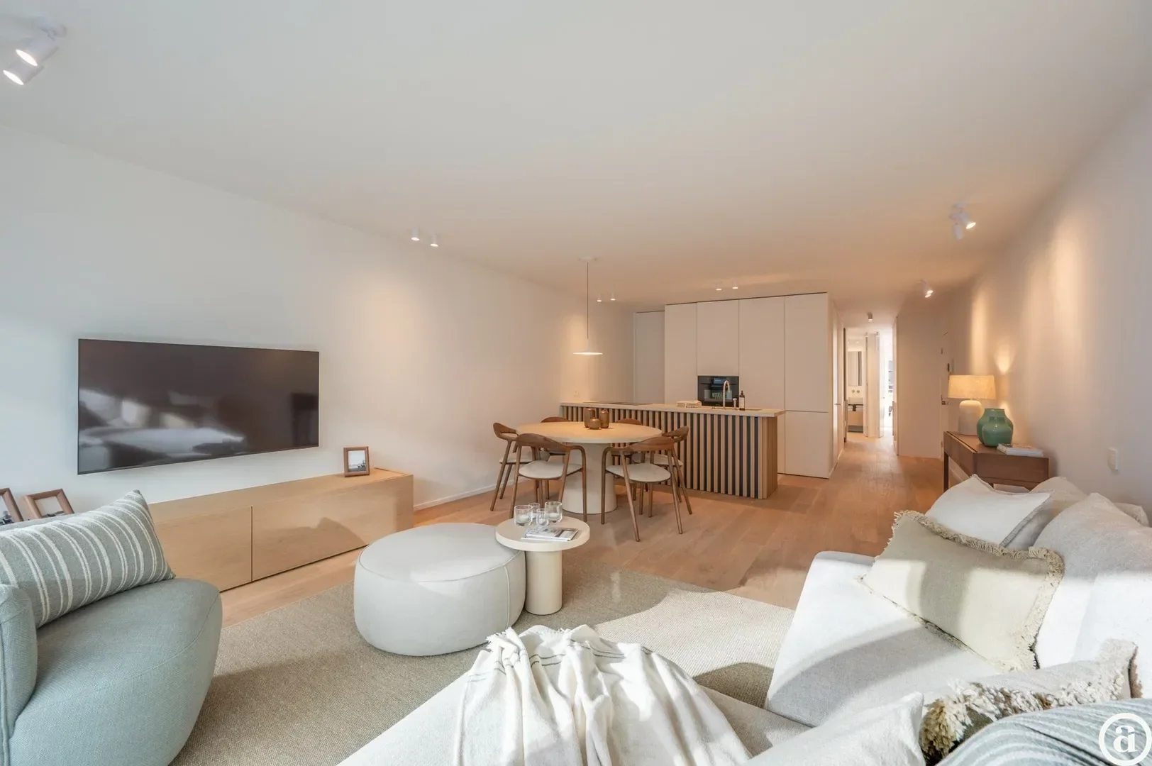 Renovated 3-bedroom apartment, ideally located on the Kustlaan.
