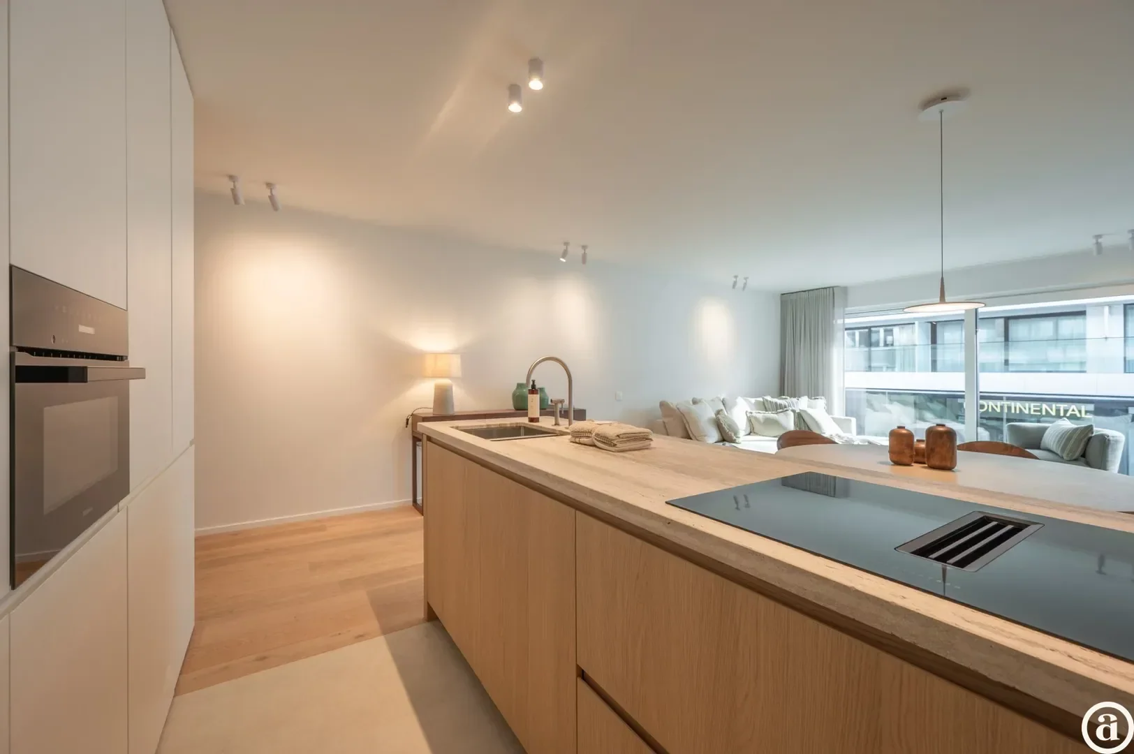 Renovated 3-bedroom apartment, ideally located on the Kustlaan.