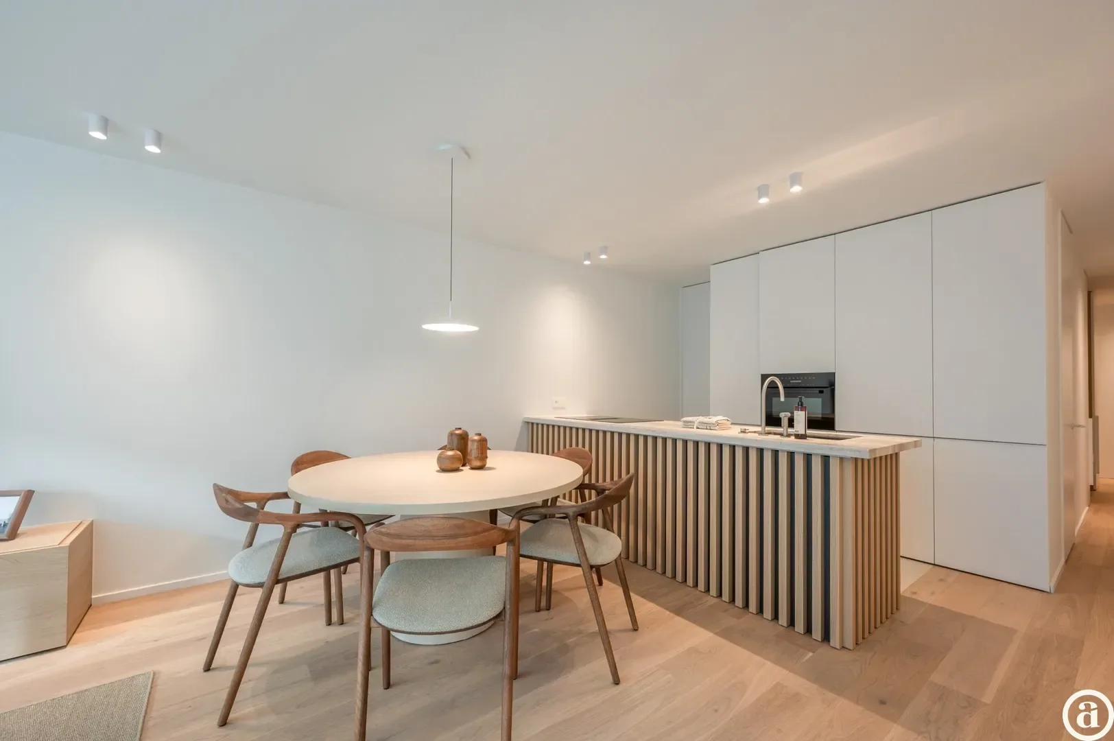 Renovated 3-bedroom apartment, ideally located on the Kustlaan.