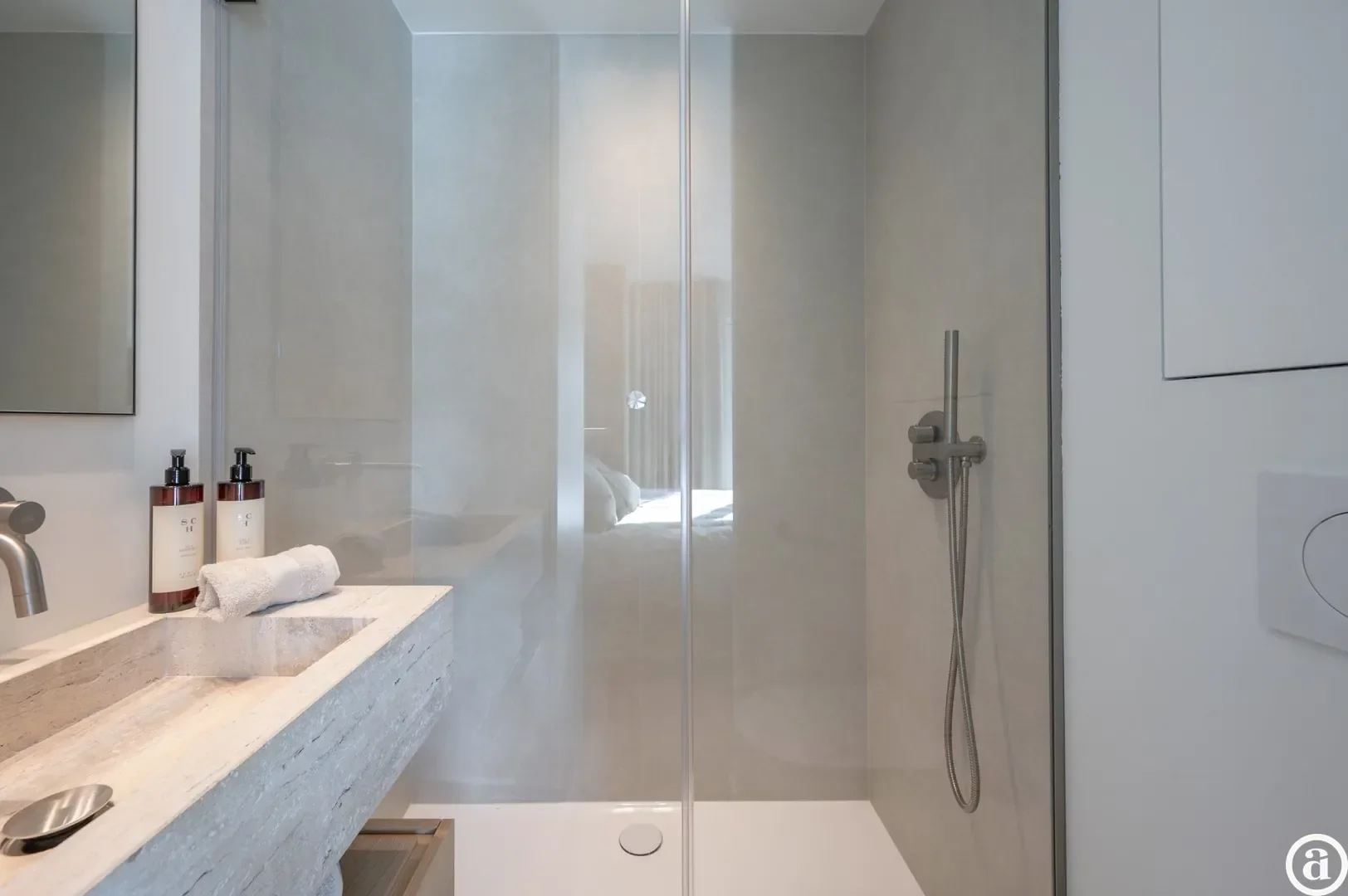 Renovated 3-bedroom apartment, ideally located on the Kustlaan.