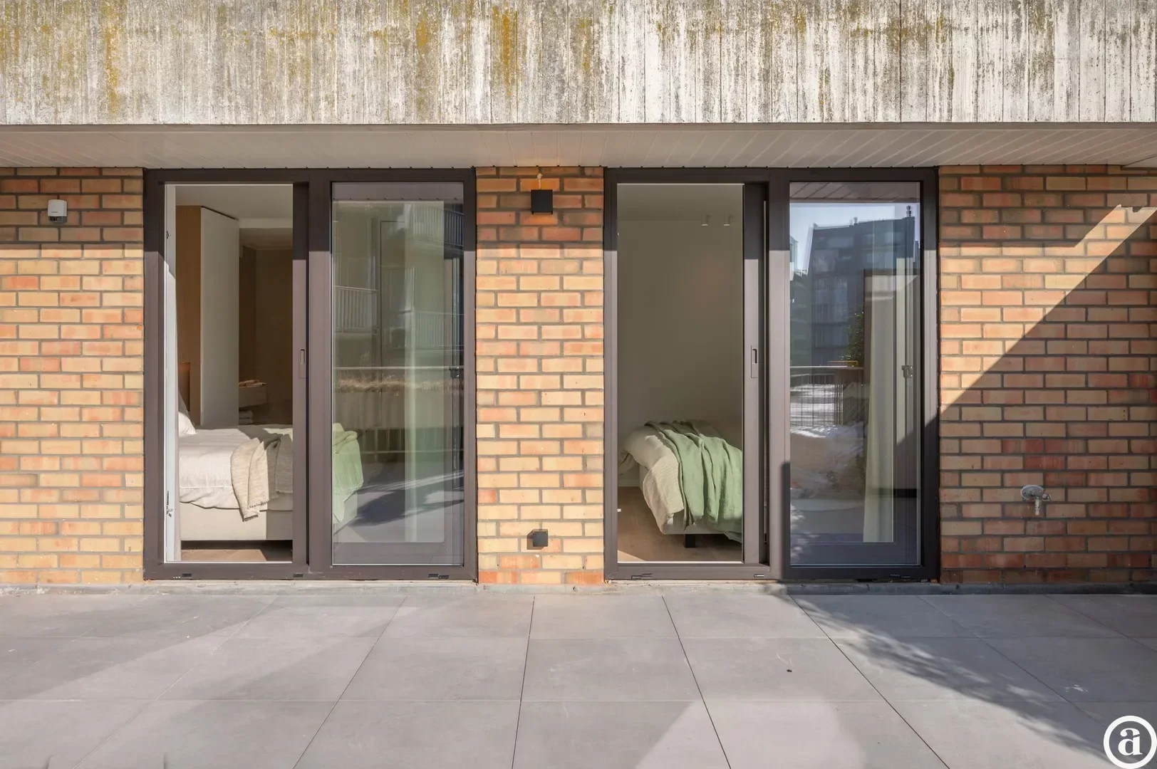 Renovated 3-bedroom apartment, ideally located on the Kustlaan.