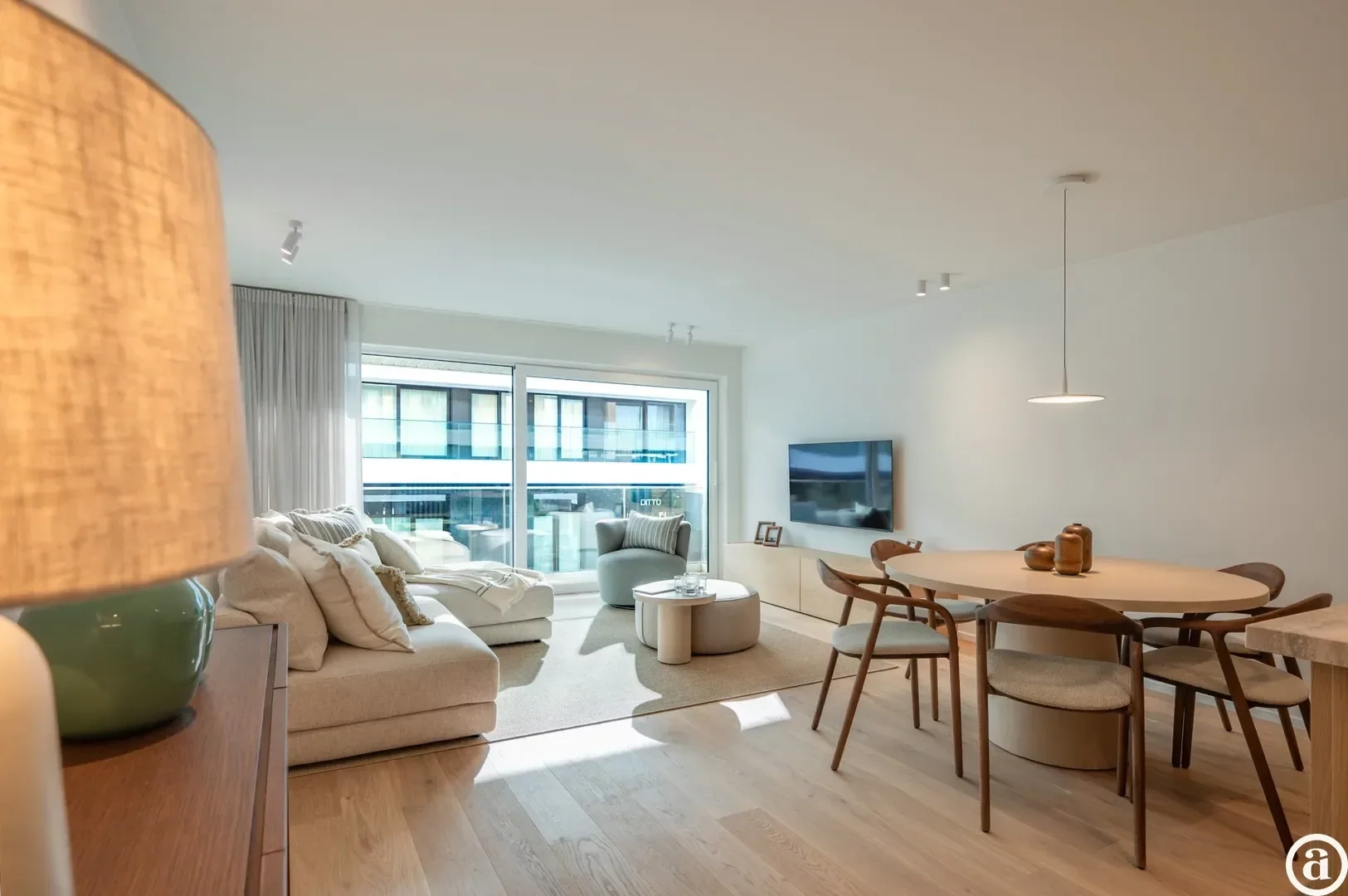 Renovated 3-bedroom apartment, ideally located on the Kustlaan.