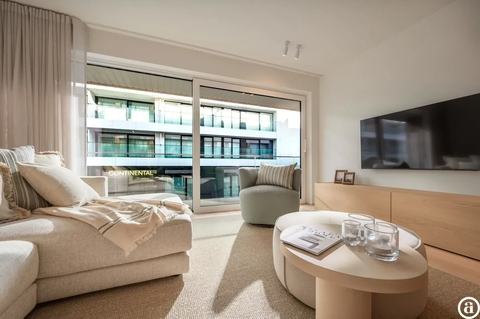Renovated 3-bedroom apartment, ideally located on the Kustlaan.