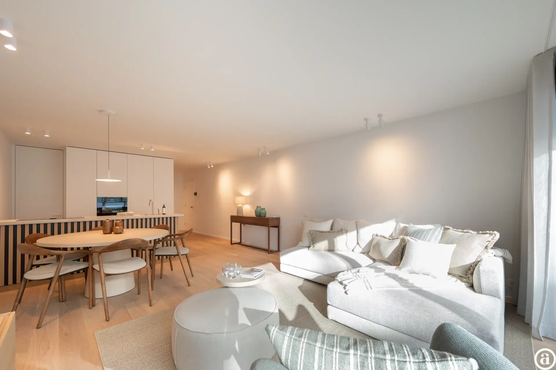 Renovated 3-bedroom apartment, ideally located on the Kustlaan.