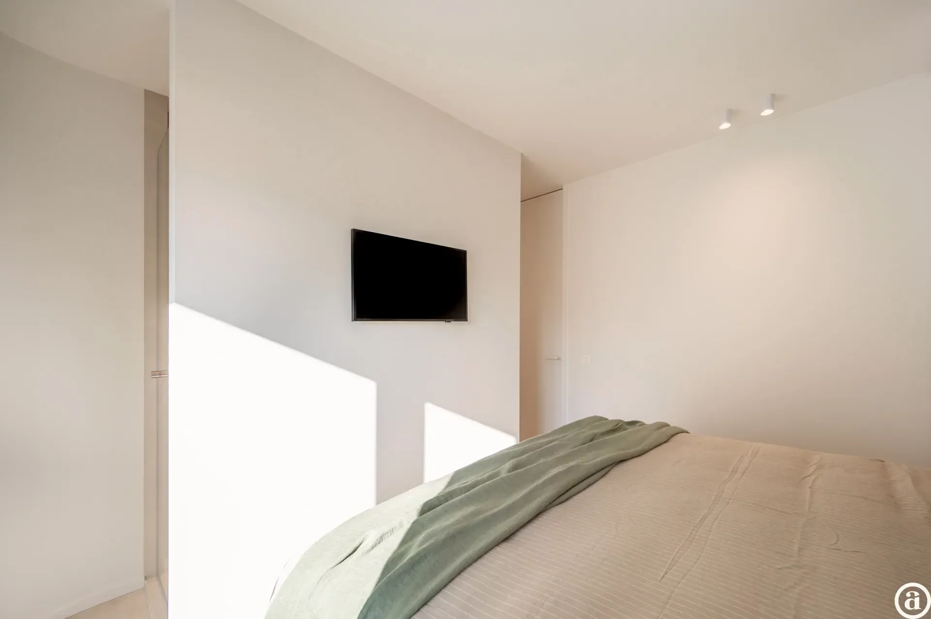 Renovated 3-bedroom apartment, ideally located on the Kustlaan.