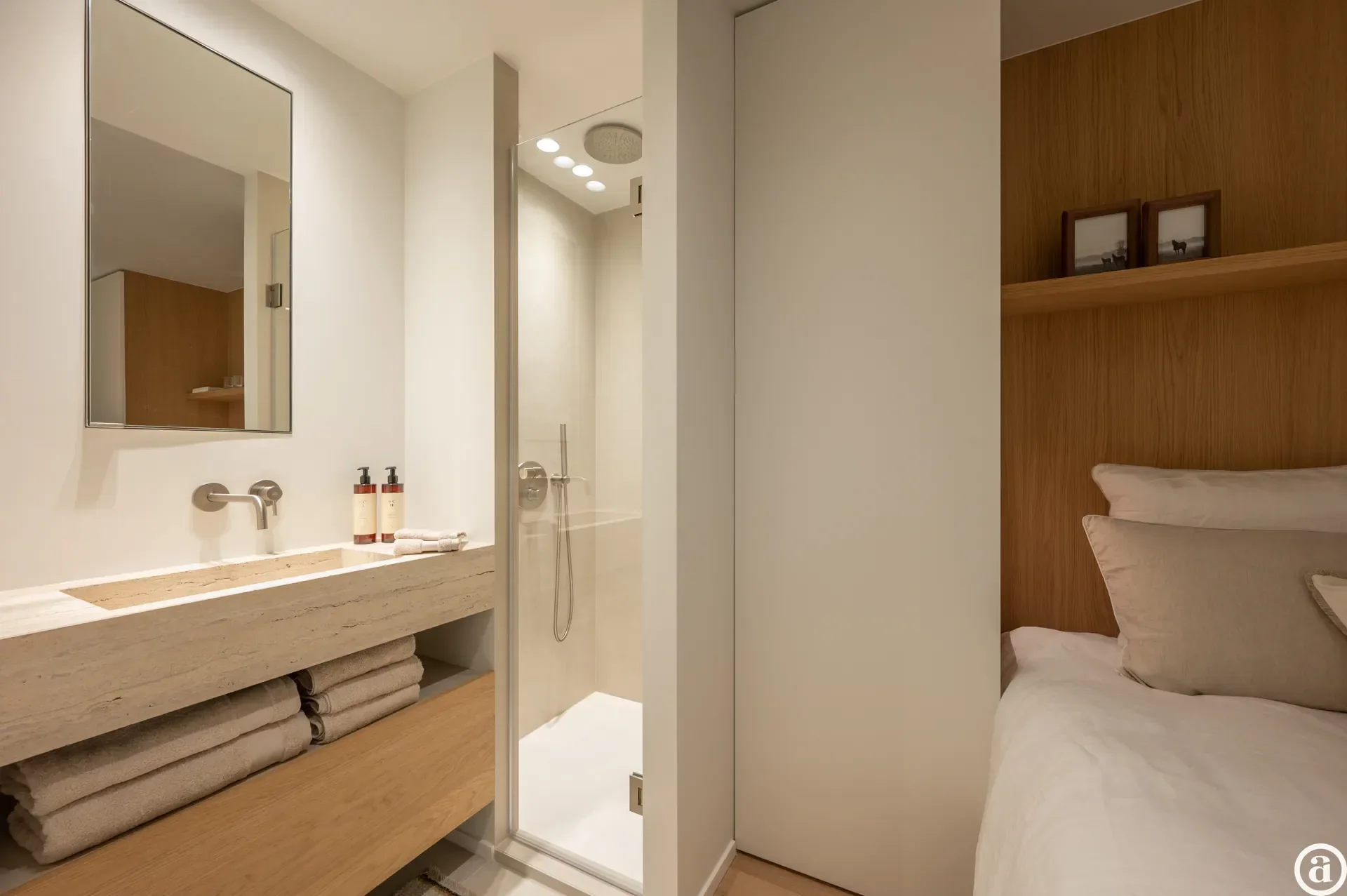 Renovated 3-bedroom apartment, ideally located on the Kustlaan.