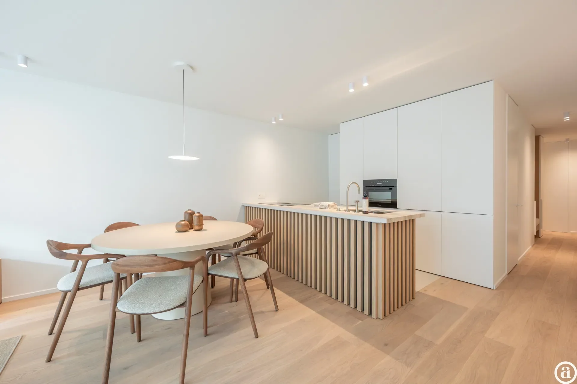 Renovated 3-bedroom apartment, ideally located on the Kustlaan.