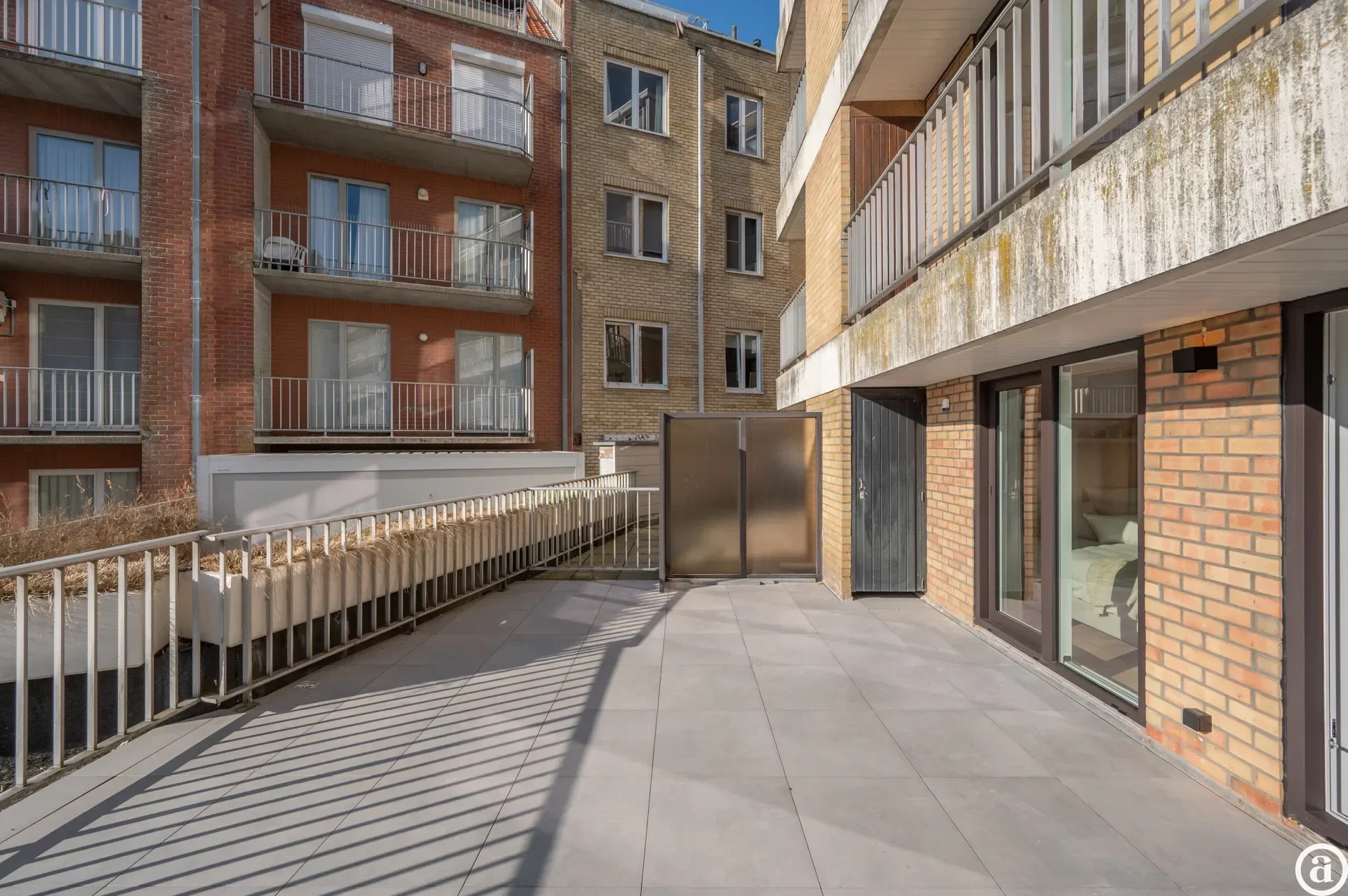 Renovated 3-bedroom apartment, ideally located on the Kustlaan.