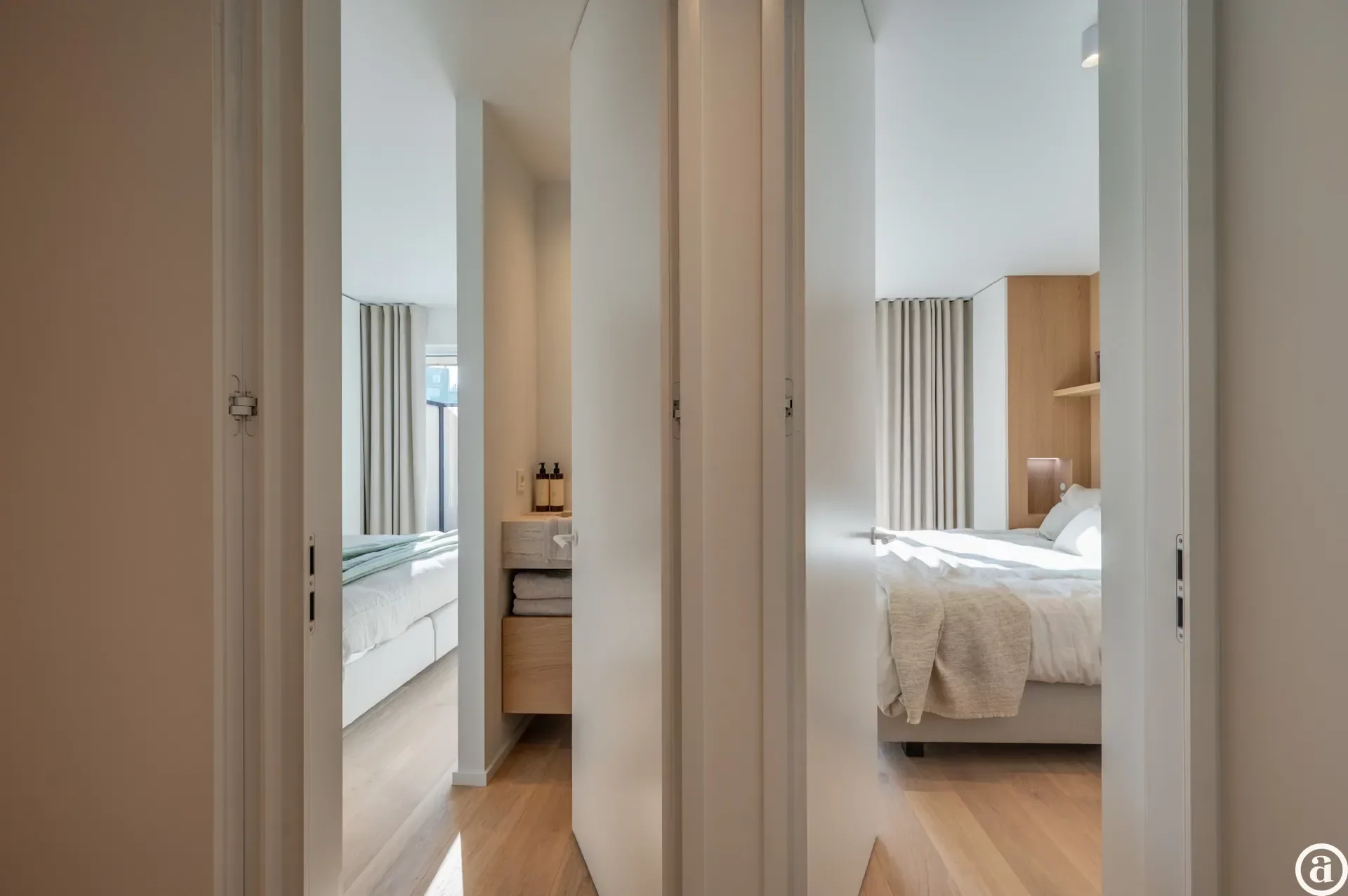 Renovated 3-bedroom apartment, ideally located on the Kustlaan.