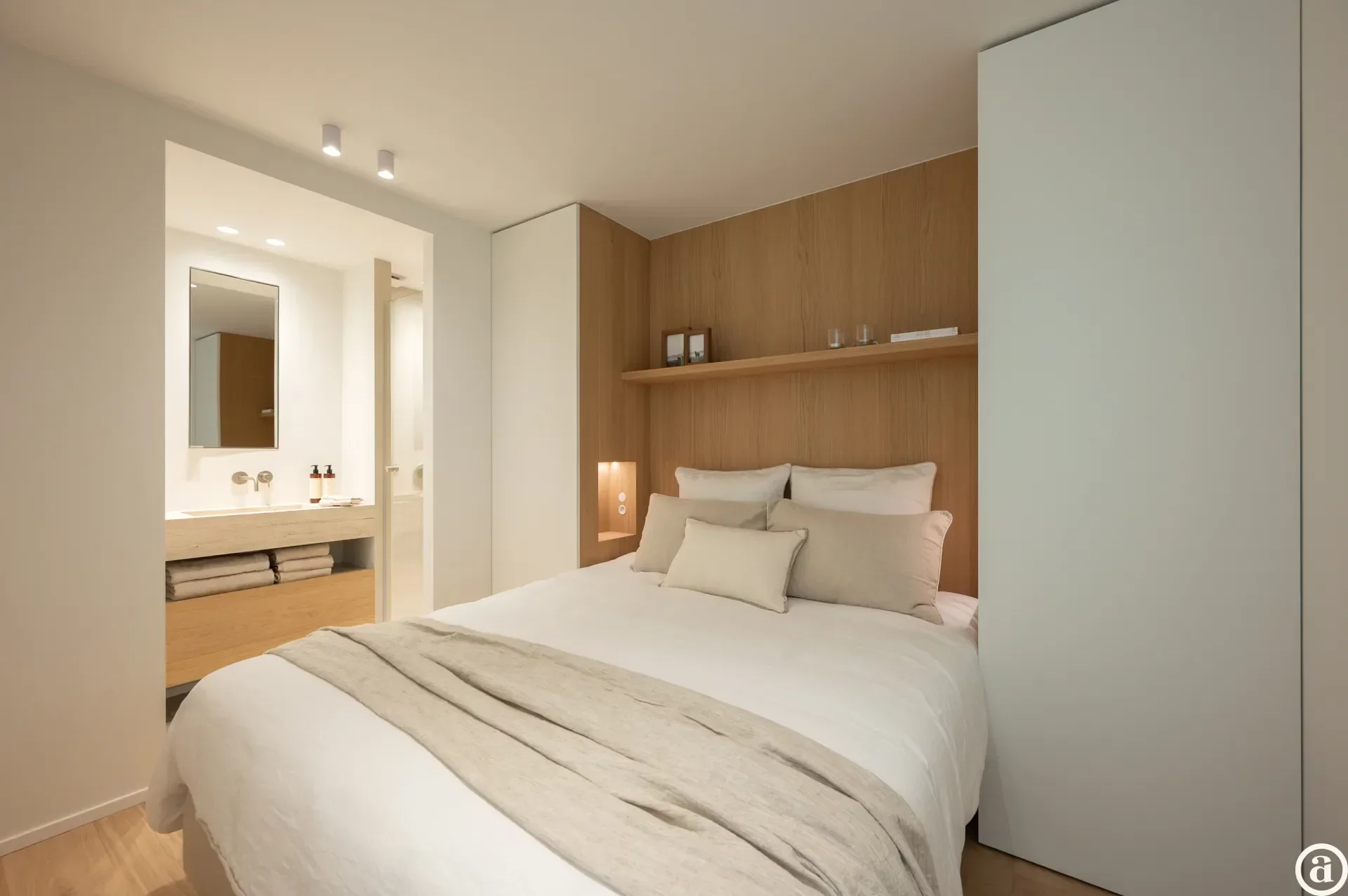 Renovated 3-bedroom apartment, ideally located on the Kustlaan.