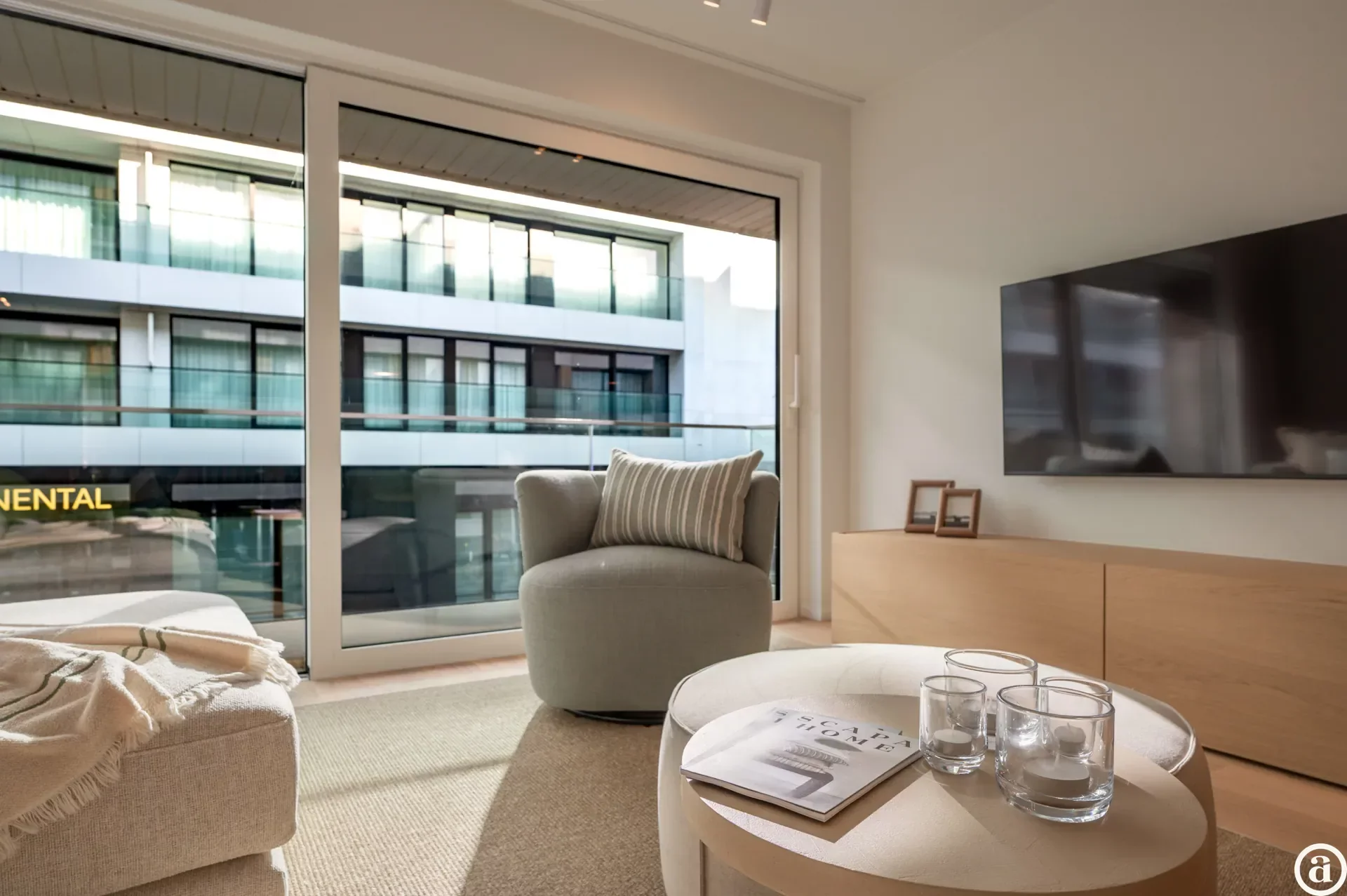 Renovated 3-bedroom apartment, ideally located on the Kustlaan.